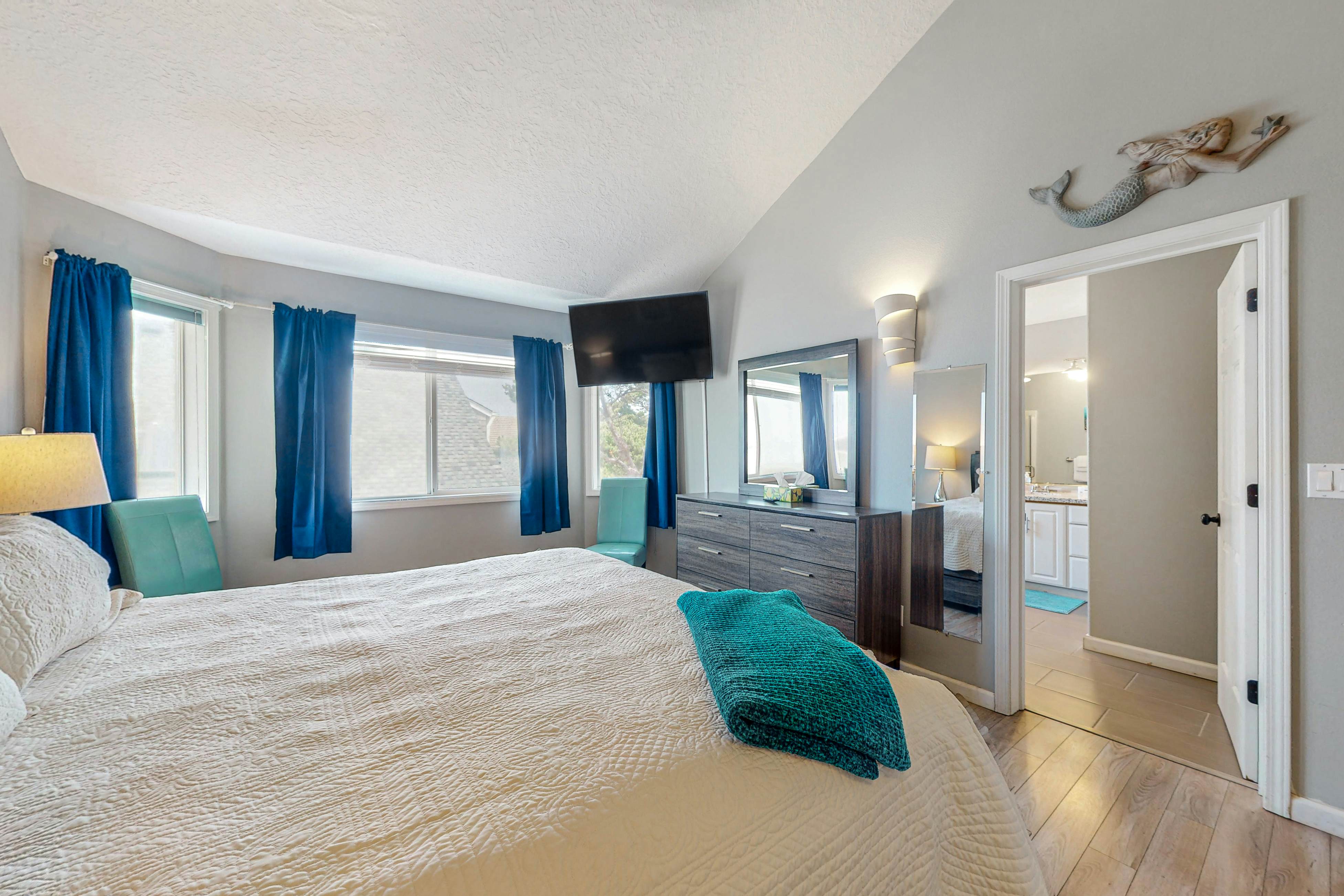 Gorgeous Ocean Views Private Hot Tub Game Room WiFi Patio and Washer Dryer