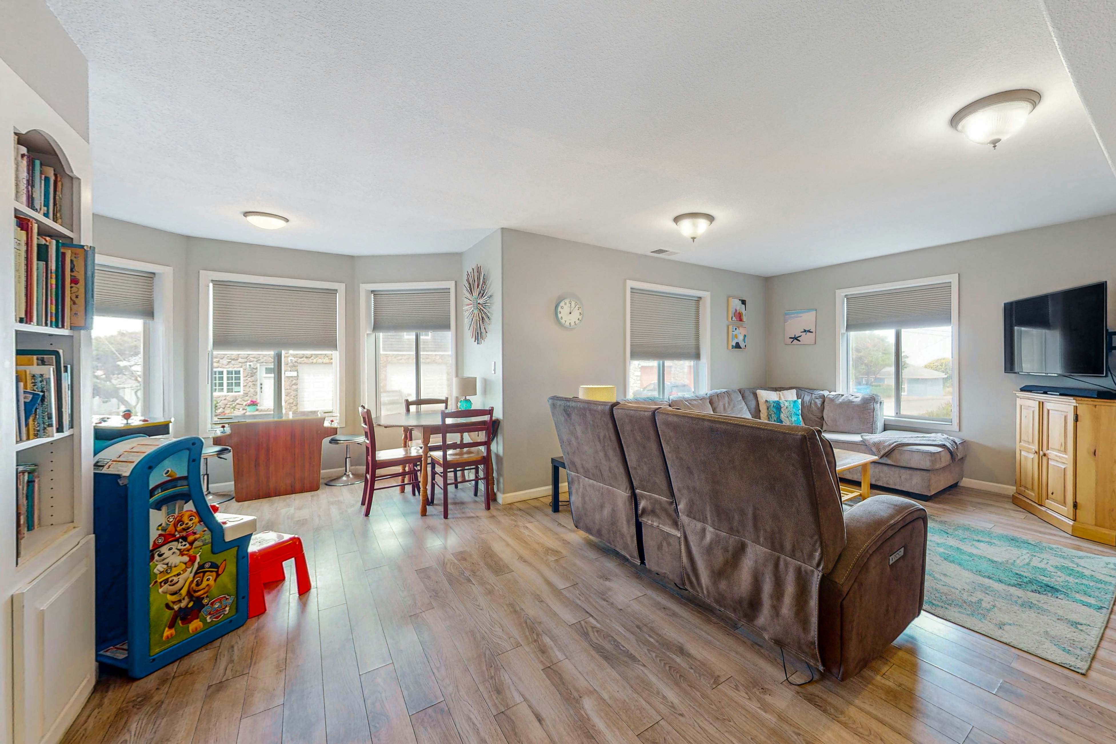 Gorgeous Ocean Views Private Hot Tub Game Room WiFi Patio and Washer Dryer