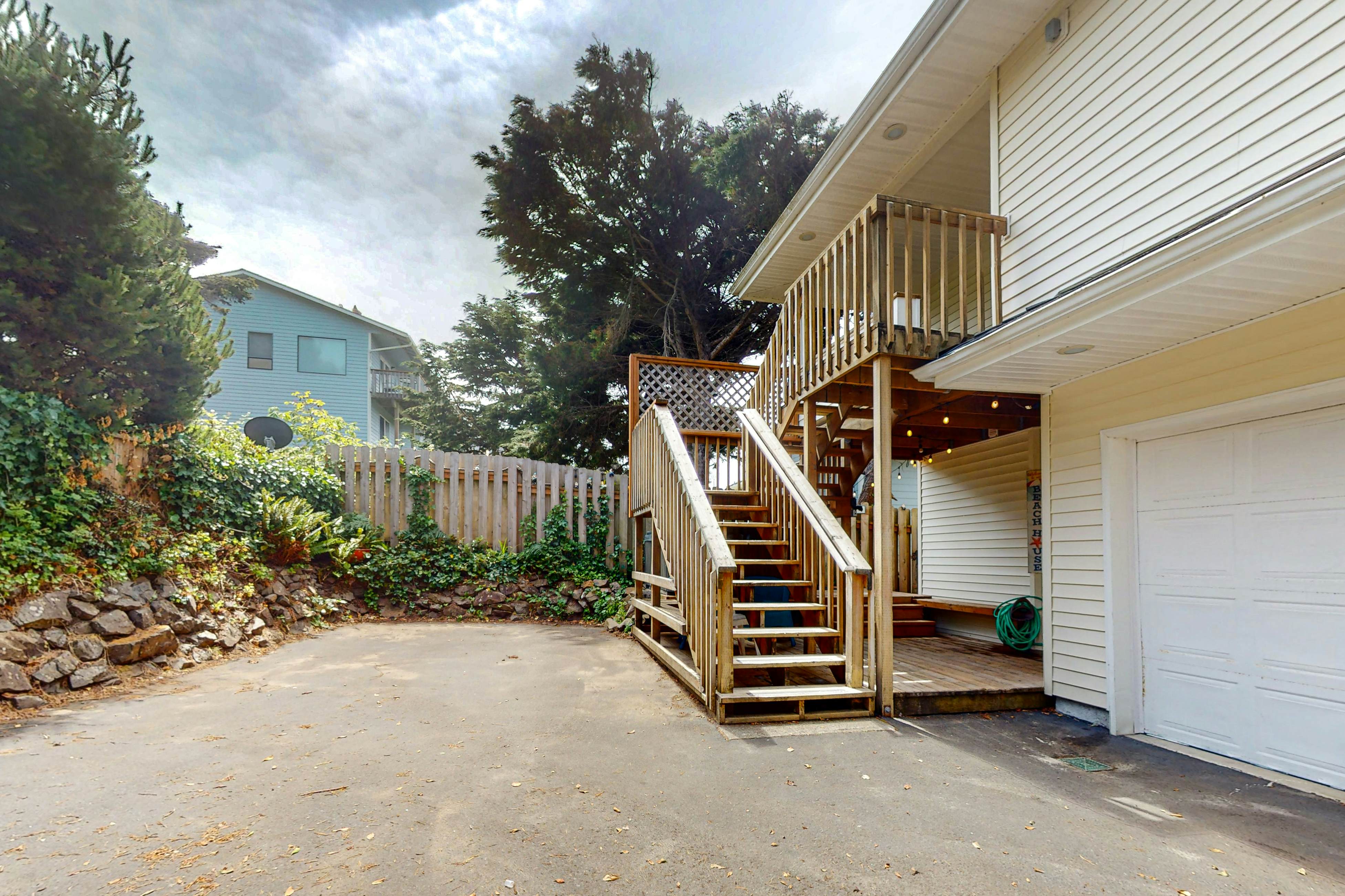 Gorgeous Ocean Views Private Hot Tub Game Room WiFi Patio and Washer Dryer