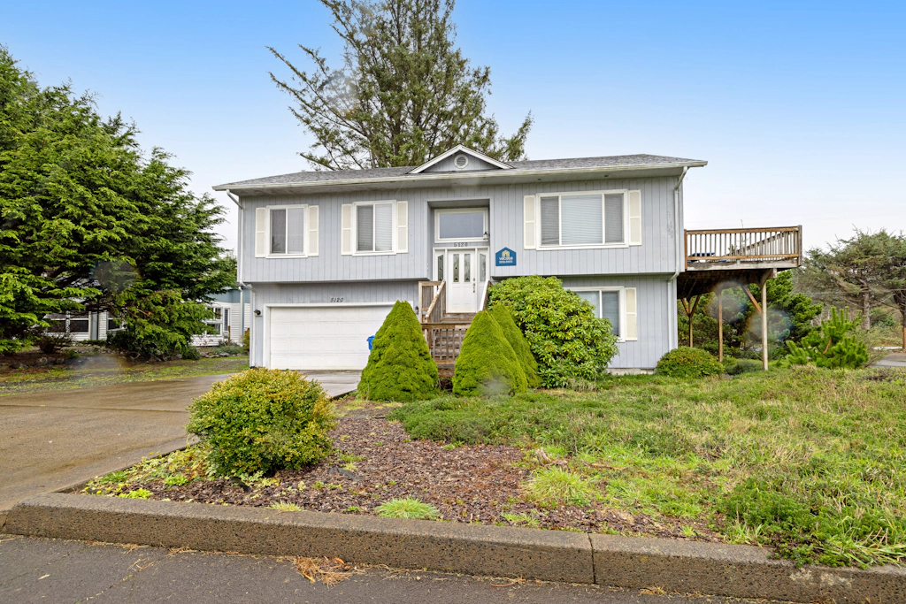 Spacious House with Partial Ocean Views Quiet Location and Two Living Rooms