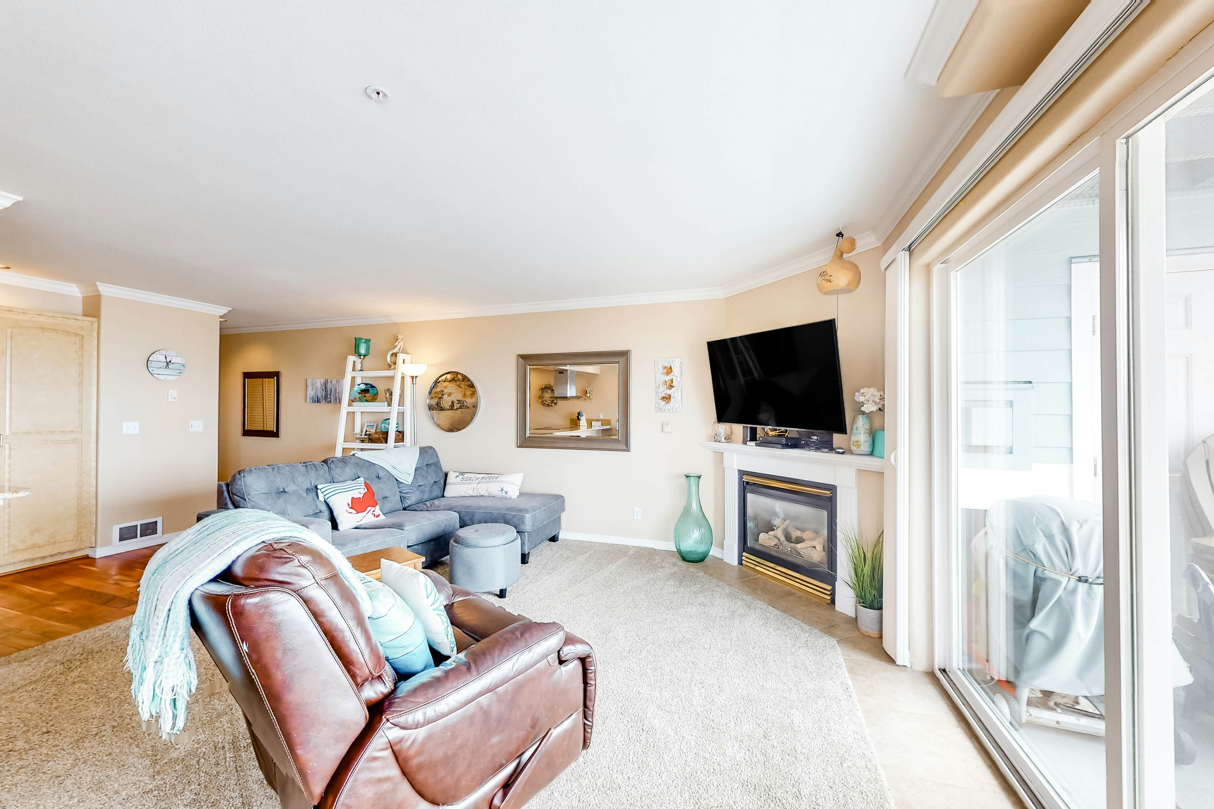 Waterfront Corner Condo with Fireplace and Ocean Views - Close to Beach & Bay