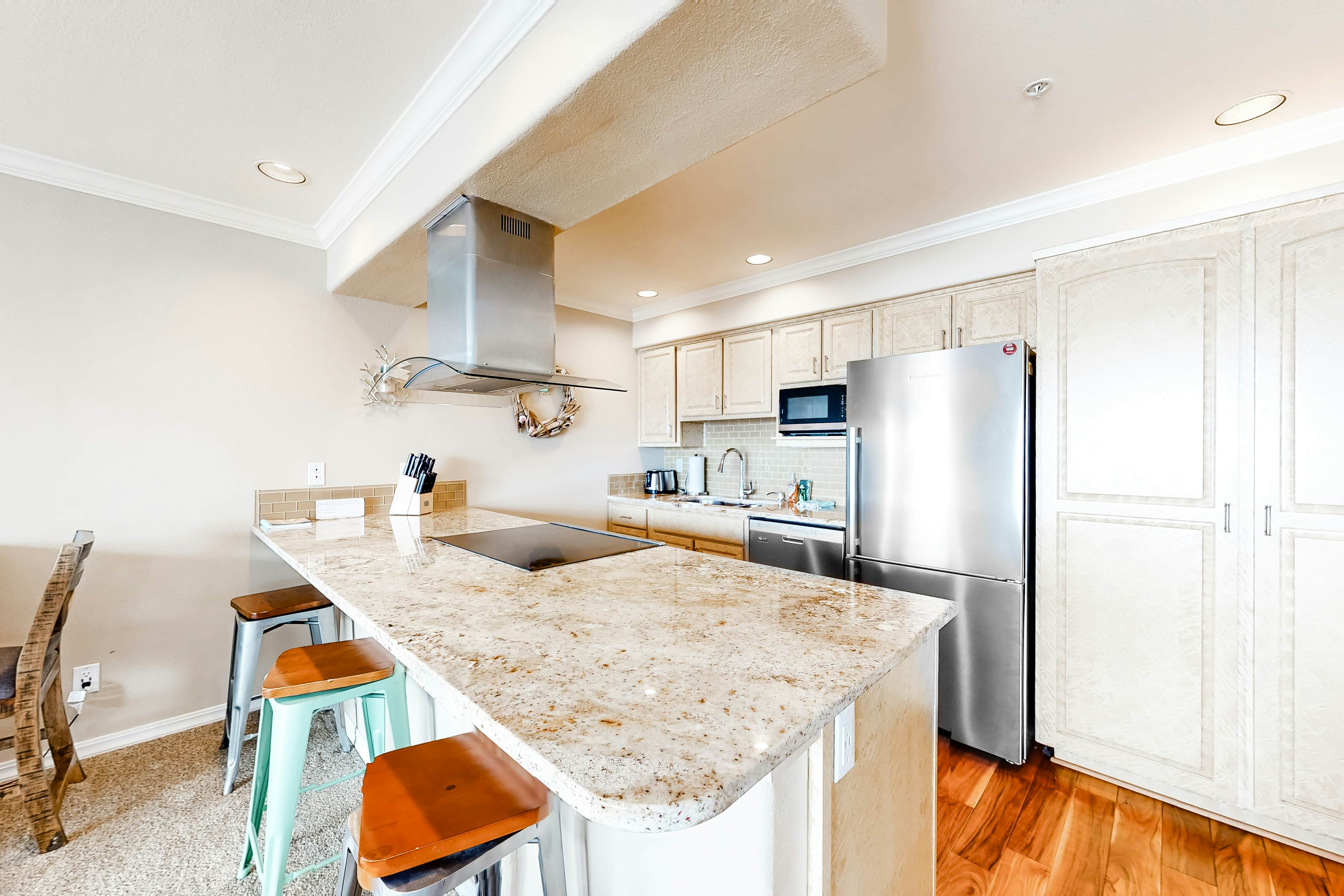 Waterfront Corner Condo with Fireplace and Ocean Views - Close to Beach & Bay