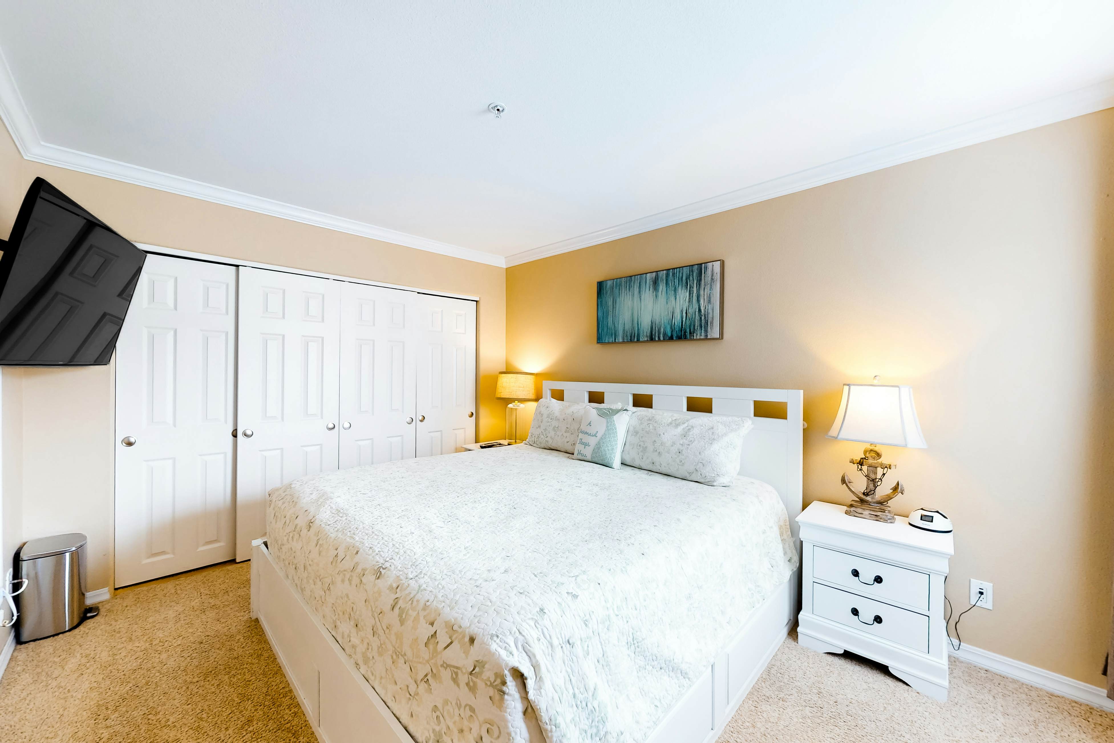 Waterfront Corner Condo with Fireplace and Ocean Views - Close to Beach & Bay