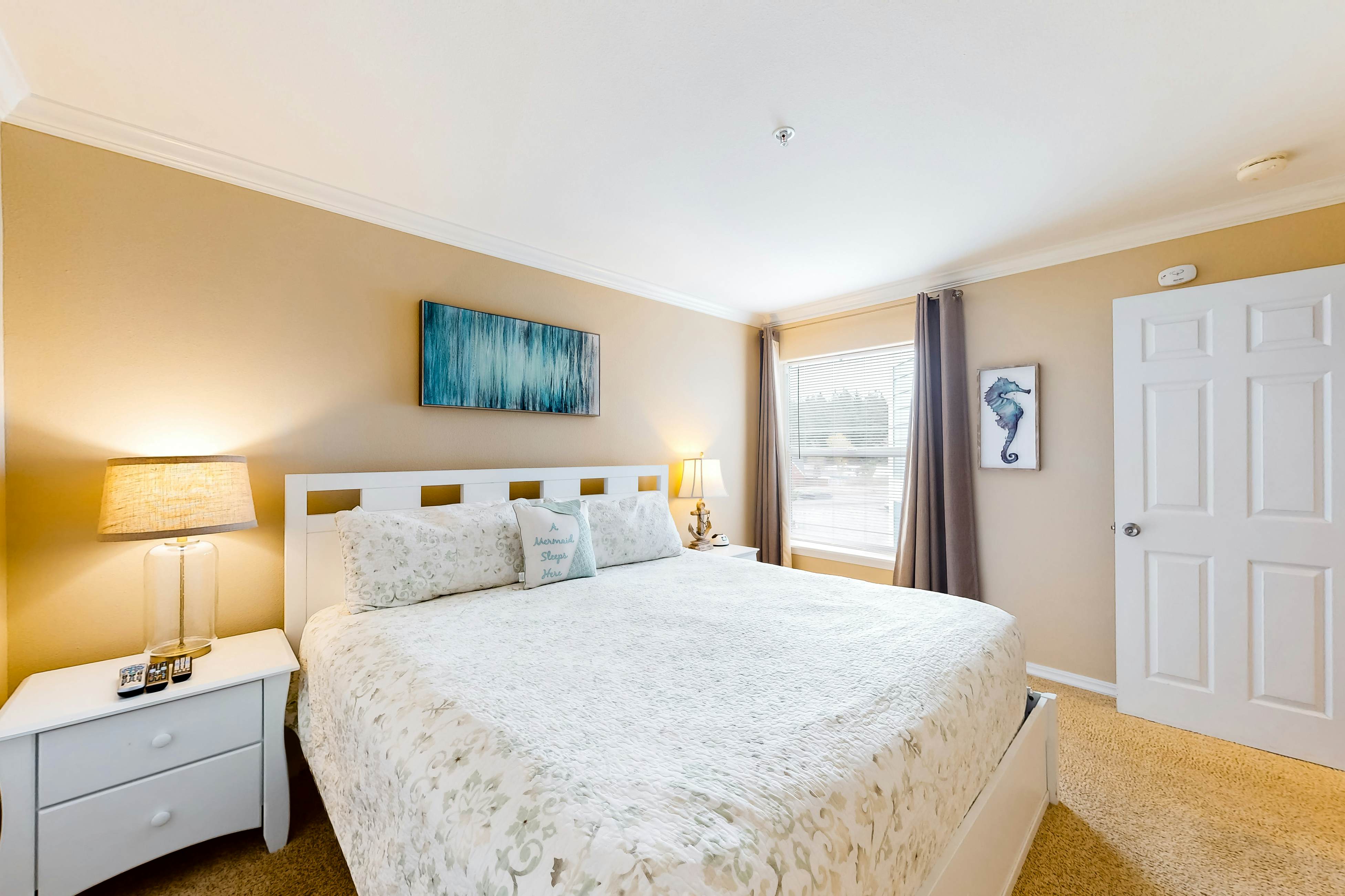 Waterfront Corner Condo with Fireplace and Ocean Views - Close to Beach & Bay