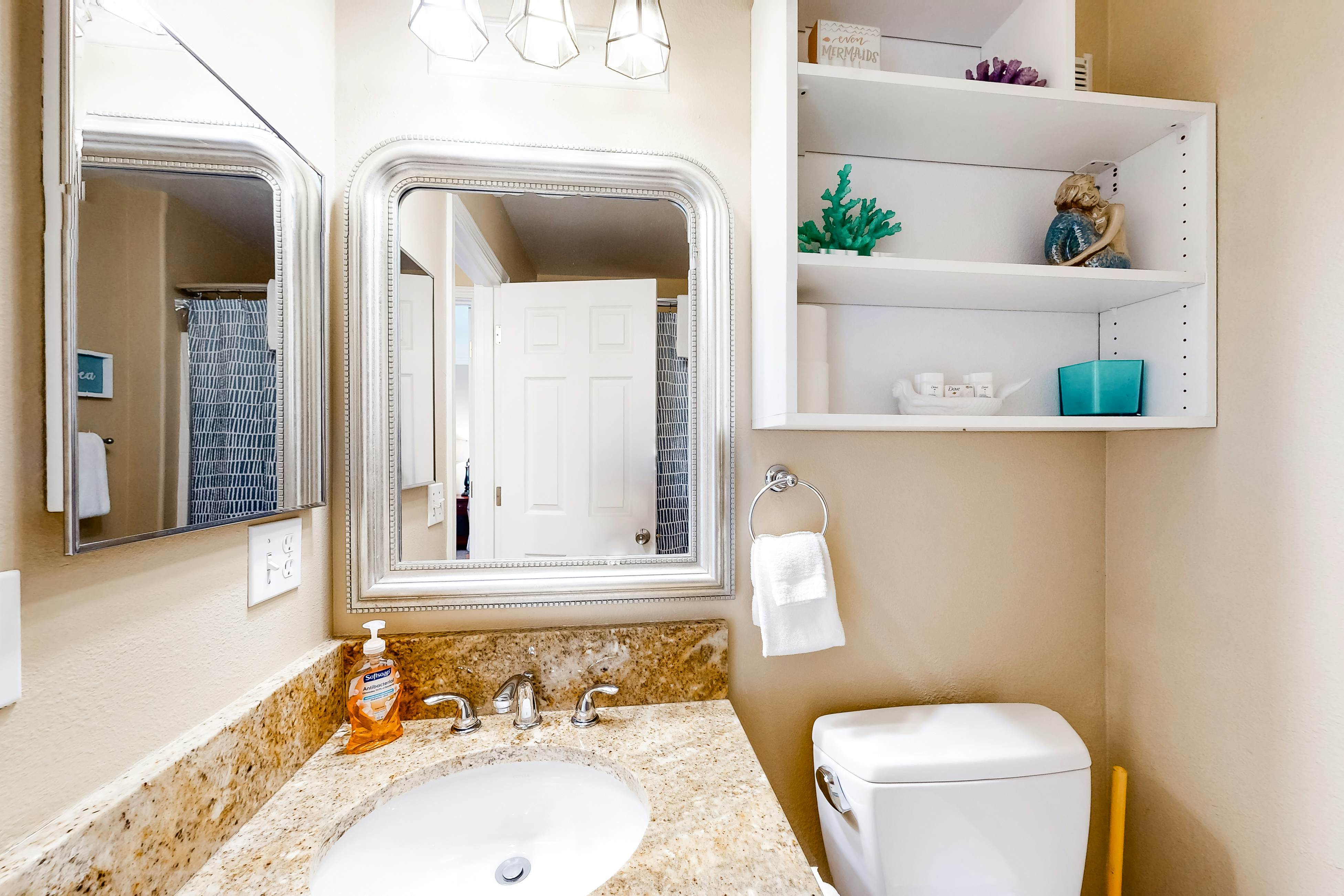 Waterfront Corner Condo with Fireplace and Ocean Views - Close to Beach & Bay