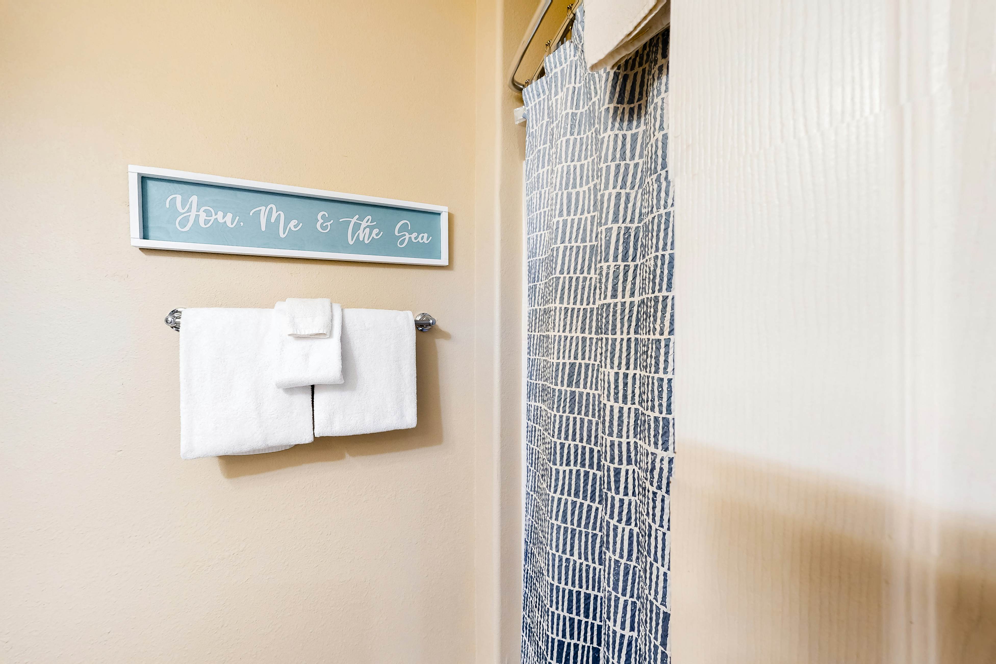 Waterfront Corner Condo with Fireplace and Ocean Views - Close to Beach & Bay