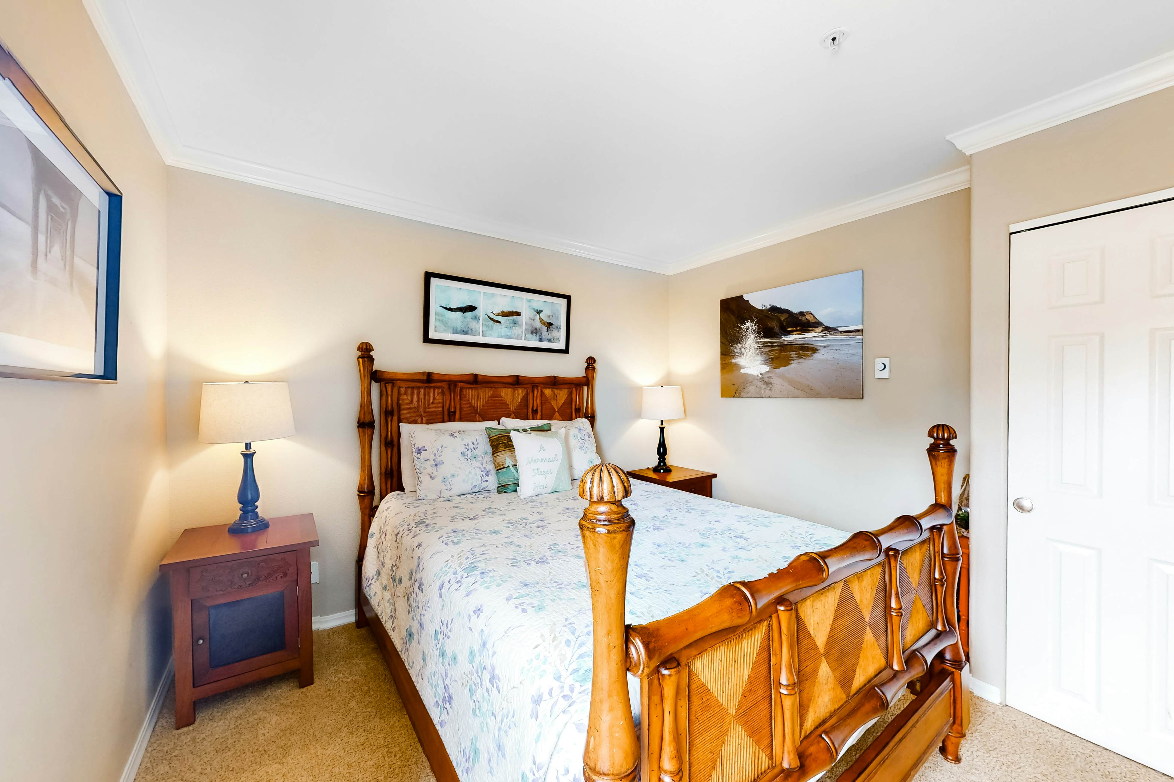 Waterfront Corner Condo with Fireplace and Ocean Views - Close to Beach & Bay