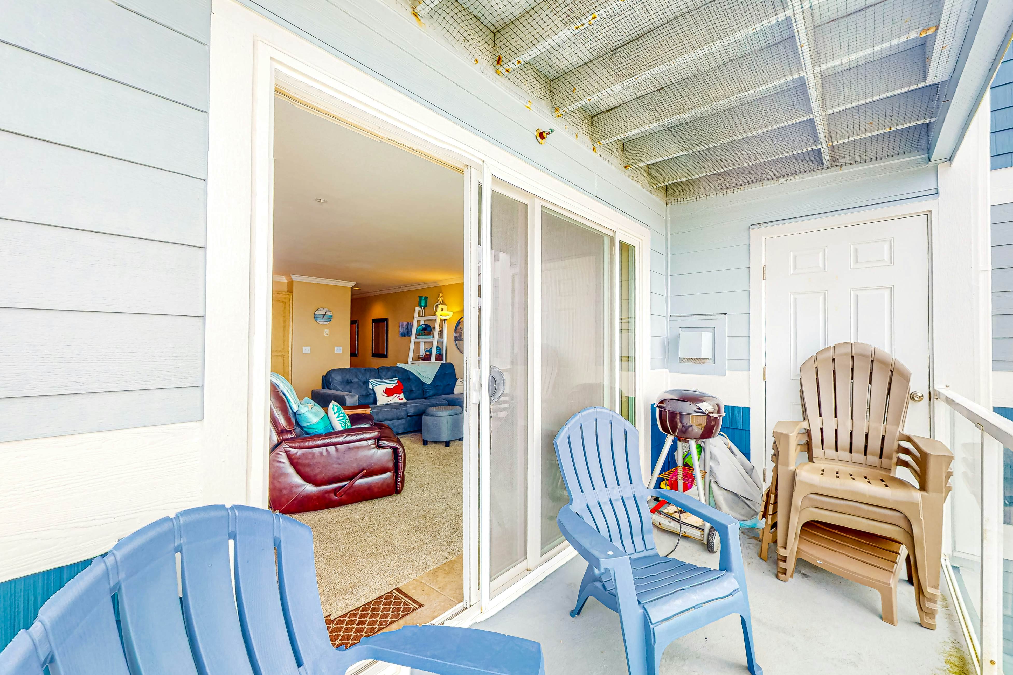 Waterfront Corner Condo with Fireplace and Ocean Views - Close to Beach & Bay