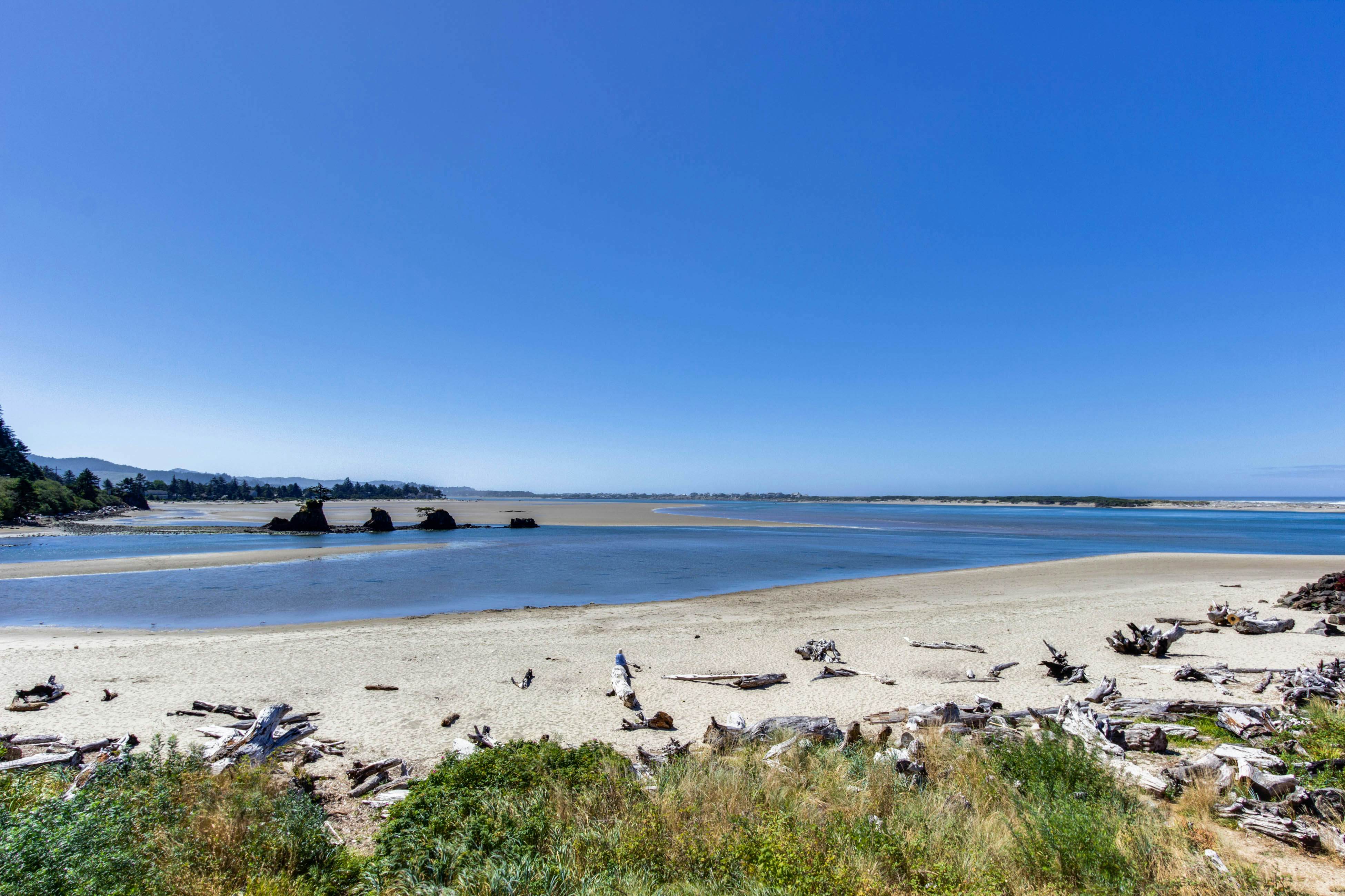 Waterfront Corner Condo with Fireplace and Ocean Views - Close to Beach & Bay