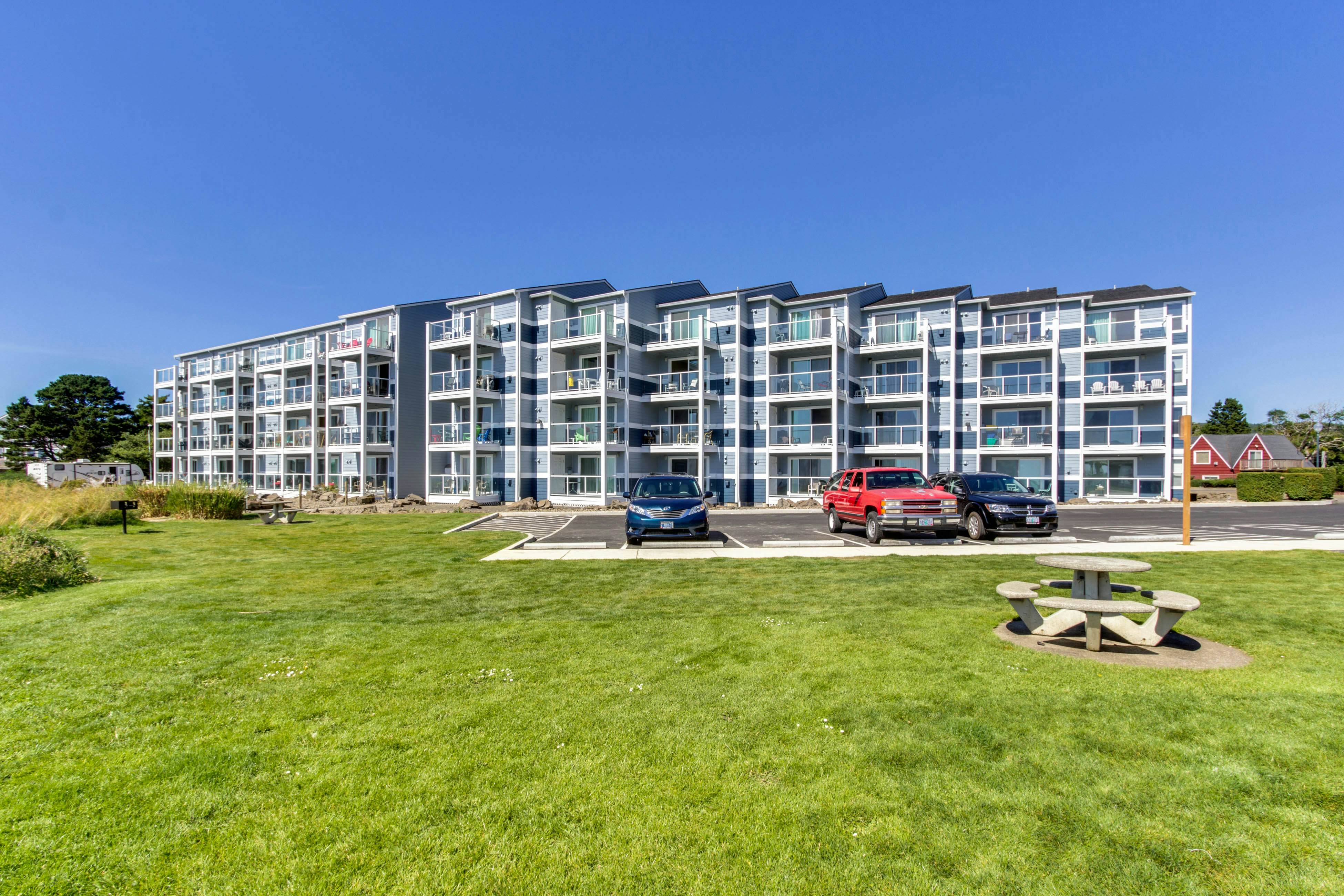 Waterfront Corner Condo with Fireplace and Ocean Views - Close to Beach & Bay