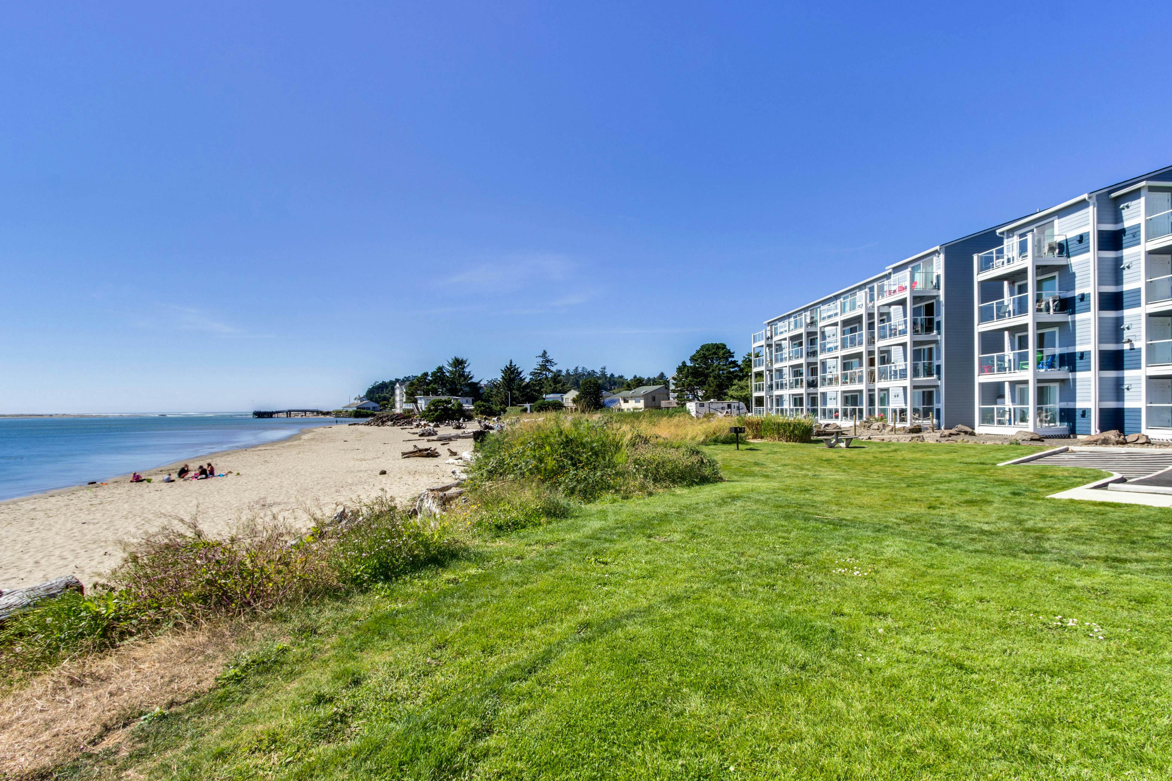 Waterfront Corner Condo with Fireplace and Ocean Views - Close to Beach & Bay