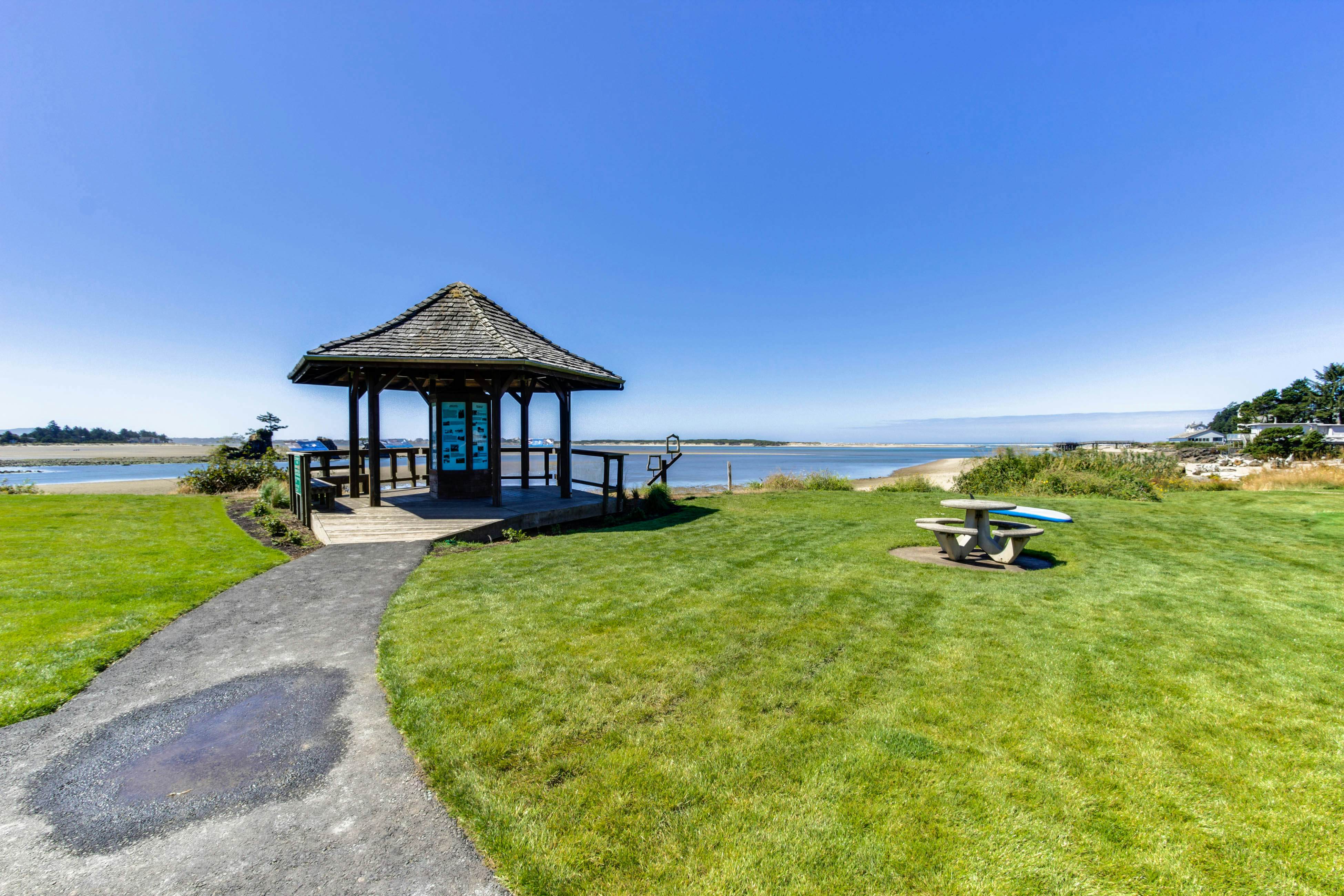 Waterfront Corner Condo with Fireplace and Ocean Views - Close to Beach & Bay