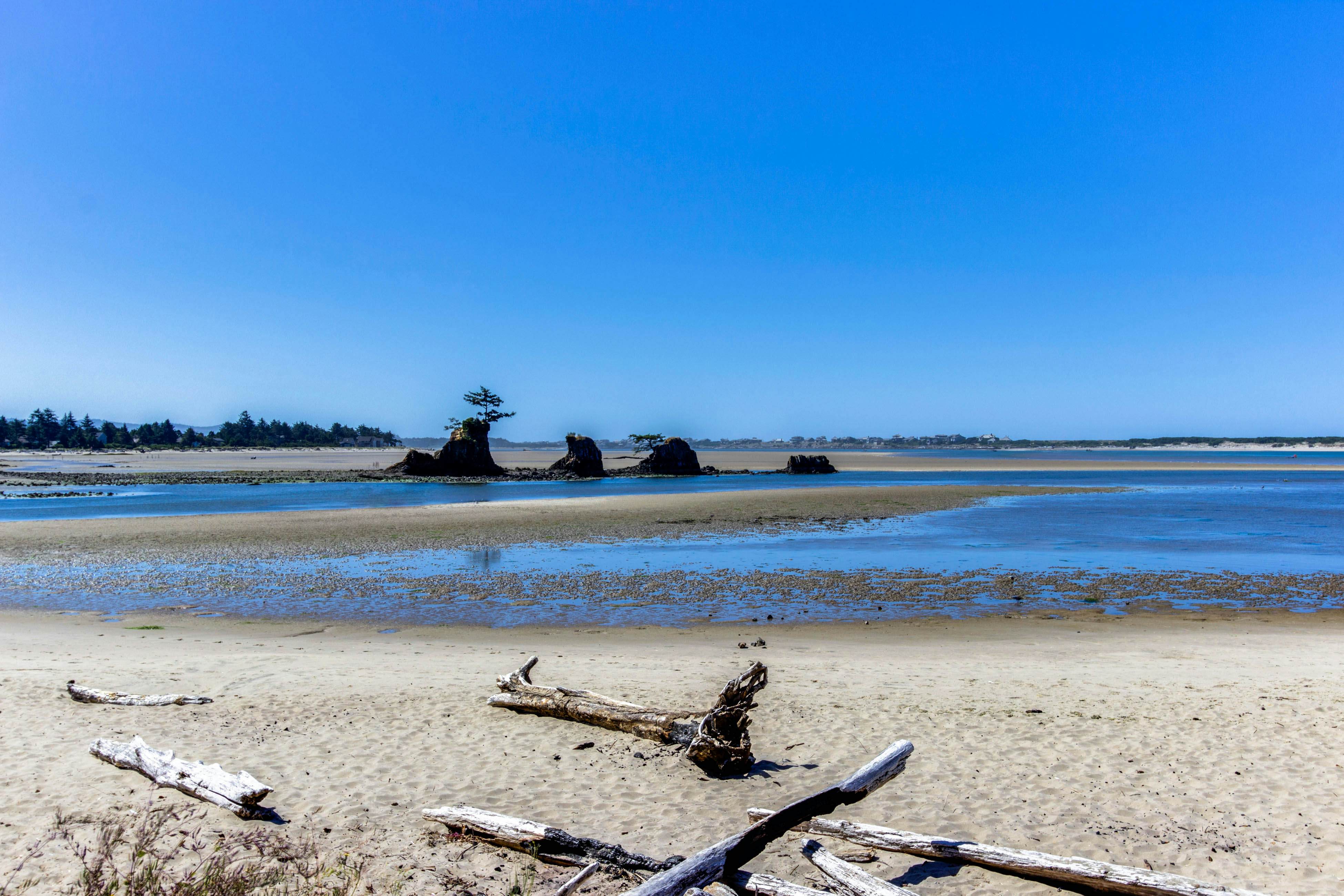 Waterfront Corner Condo with Fireplace and Ocean Views - Close to Beach & Bay