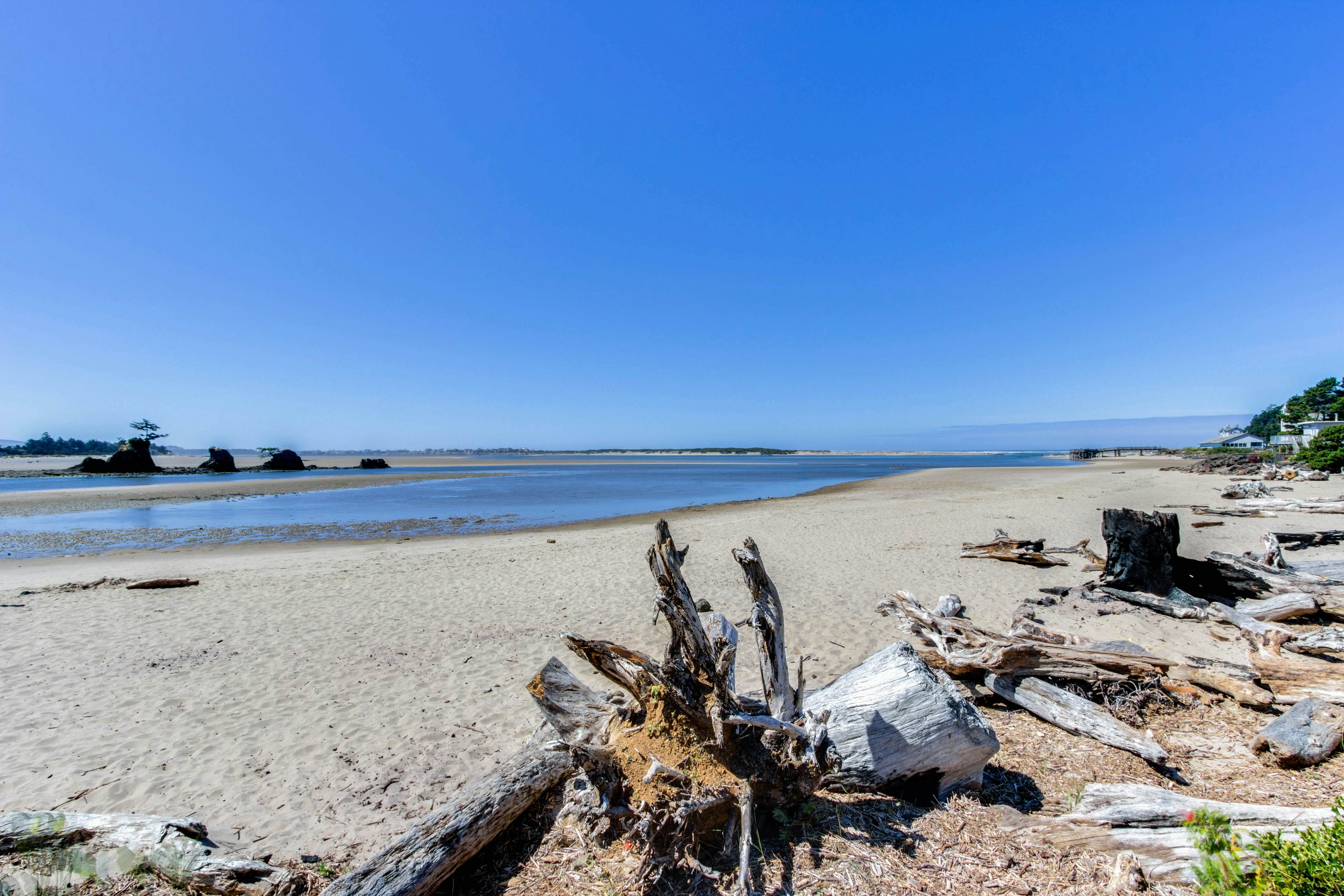 Waterfront Corner Condo with Fireplace and Ocean Views - Close to Beach & Bay