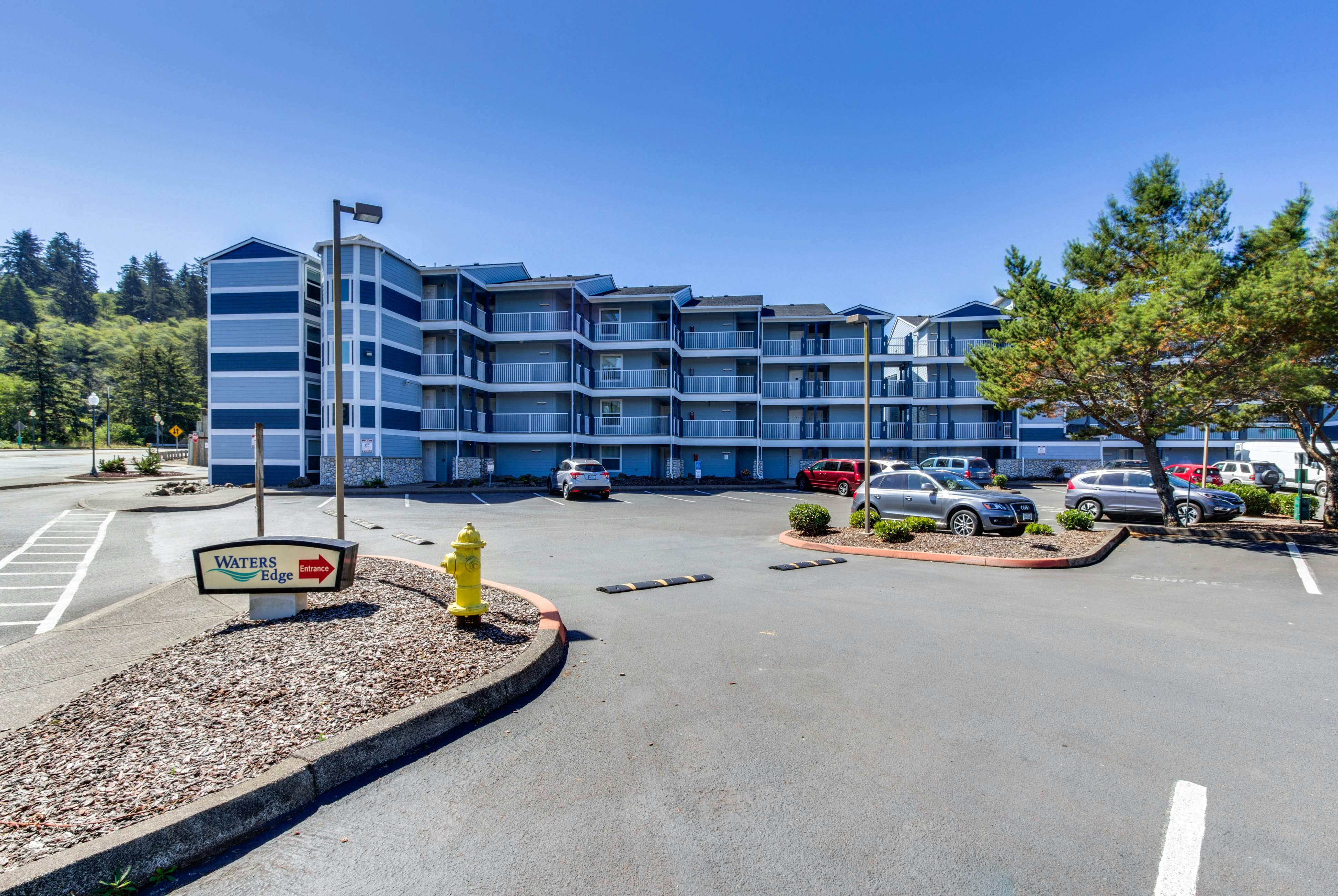 Waterfront Corner Condo with Fireplace and Ocean Views - Close to Beach & Bay