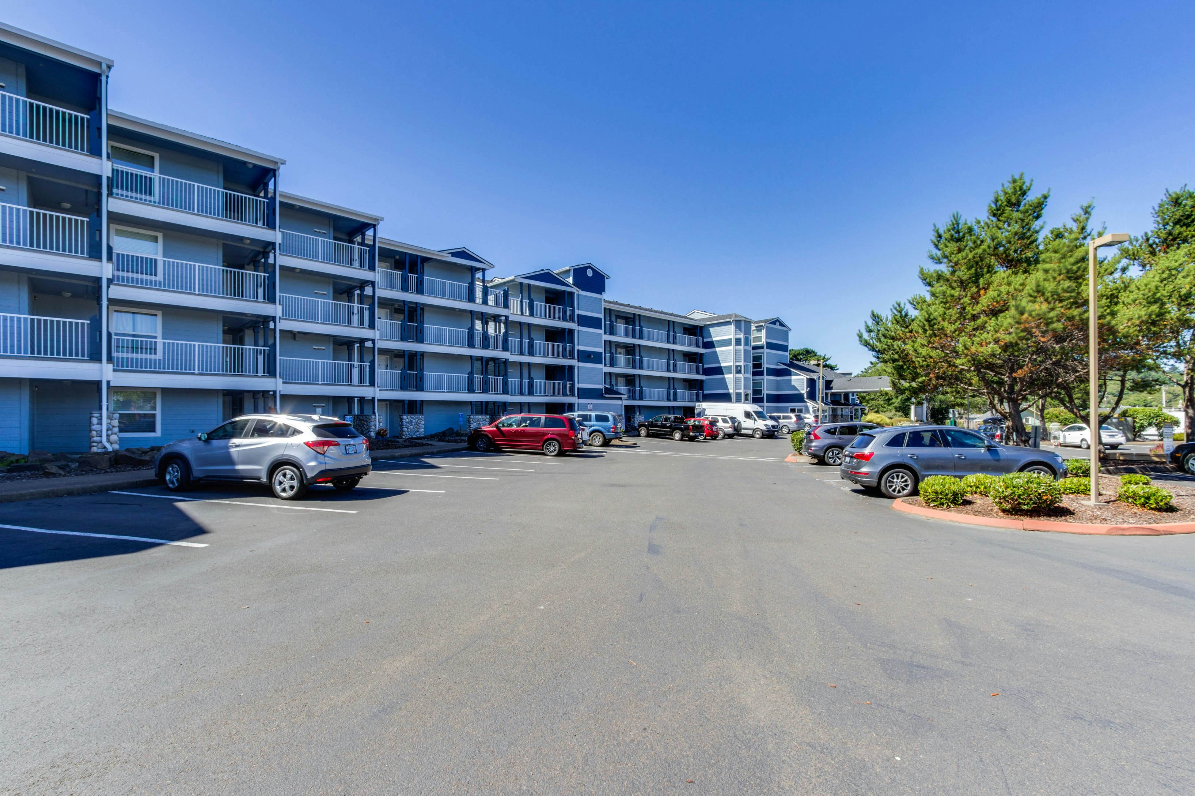 Waterfront Corner Condo with Fireplace and Ocean Views - Close to Beach & Bay