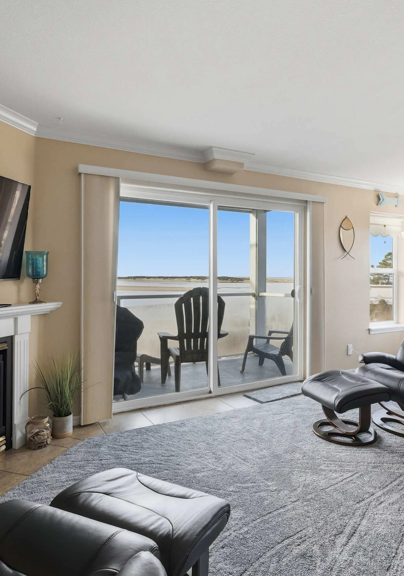 Waterfront Corner Condo with Fireplace and Ocean Views Close to Beach and Bay