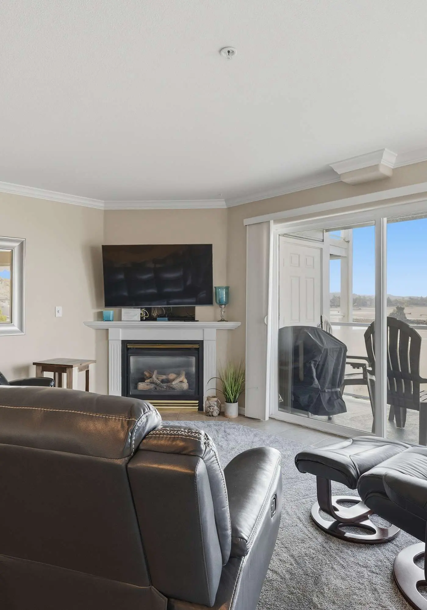 Waterfront Corner Condo with Fireplace and Ocean Views Close to Beach and Bay