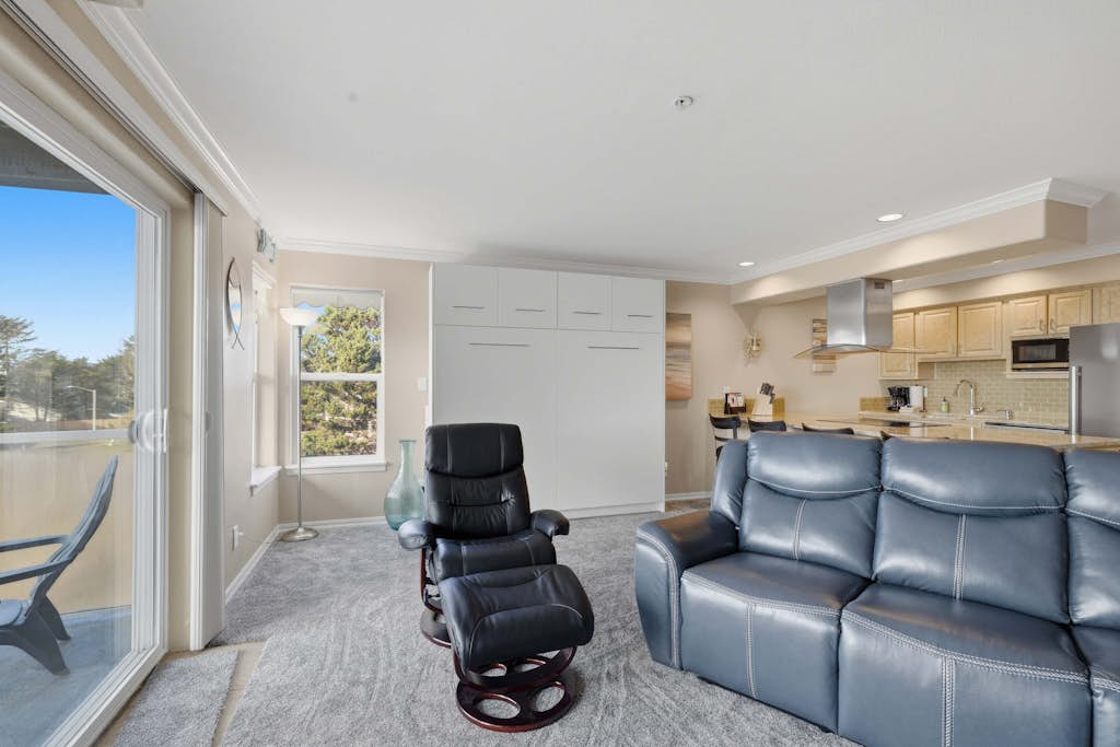 Waterfront Corner Condo with Fireplace and Ocean Views Close to Beach and Bay