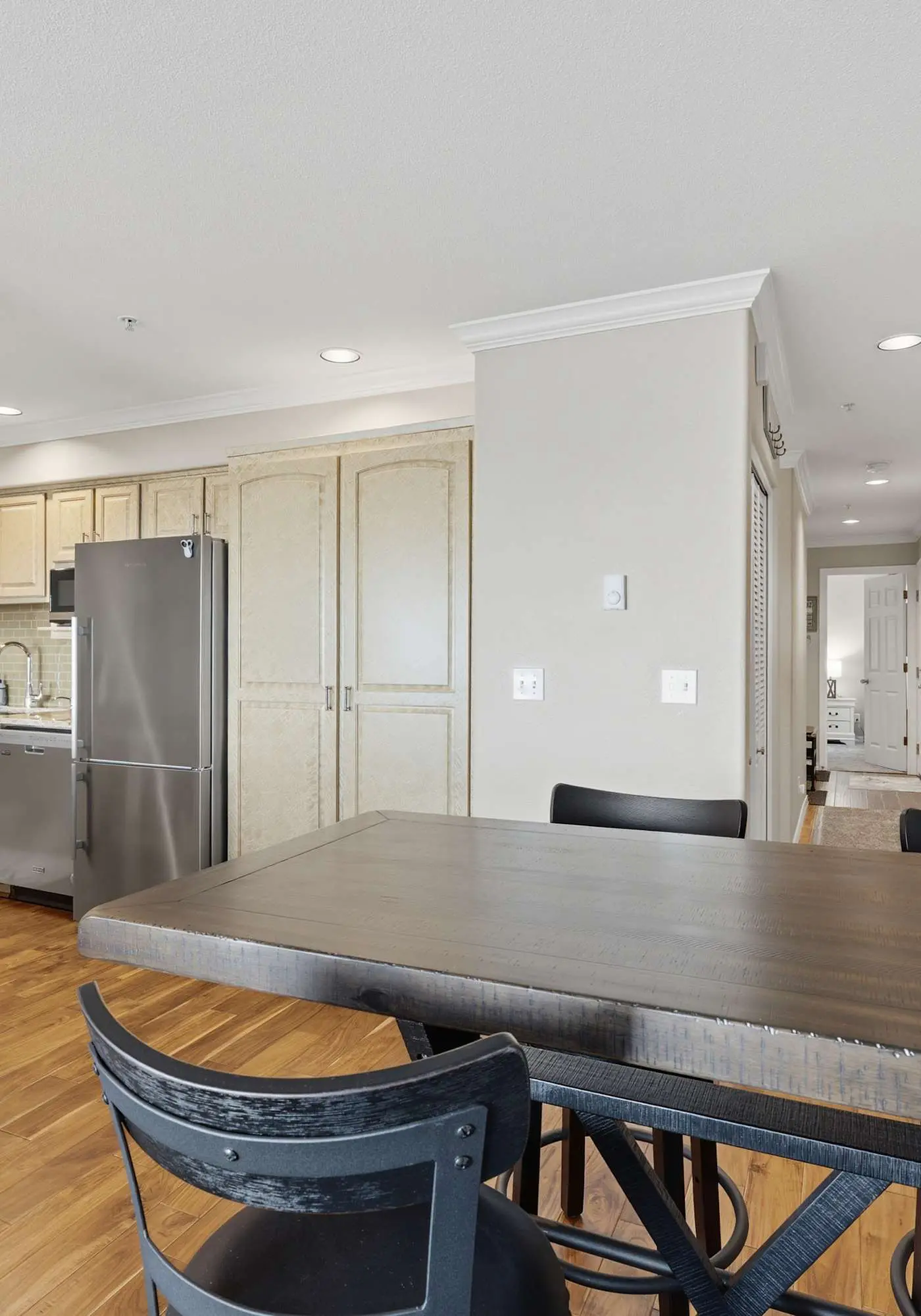 Waterfront Corner Condo with Fireplace and Ocean Views Close to Beach and Bay