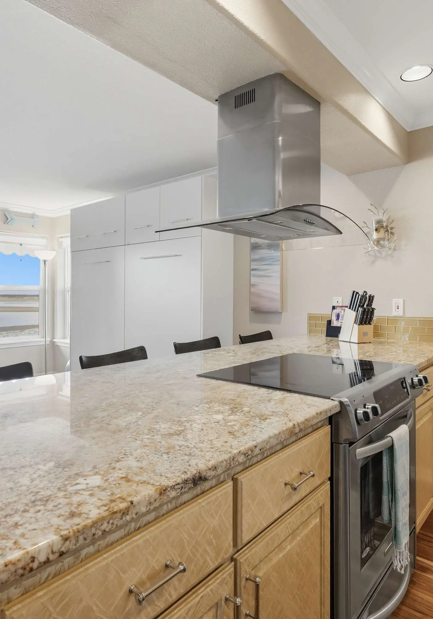 Waterfront Corner Condo with Fireplace and Ocean Views Close to Beach and Bay