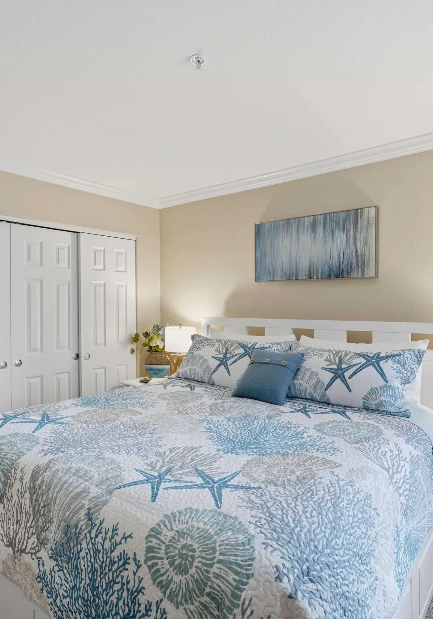 Waterfront Corner Condo with Fireplace and Ocean Views Close to Beach and Bay