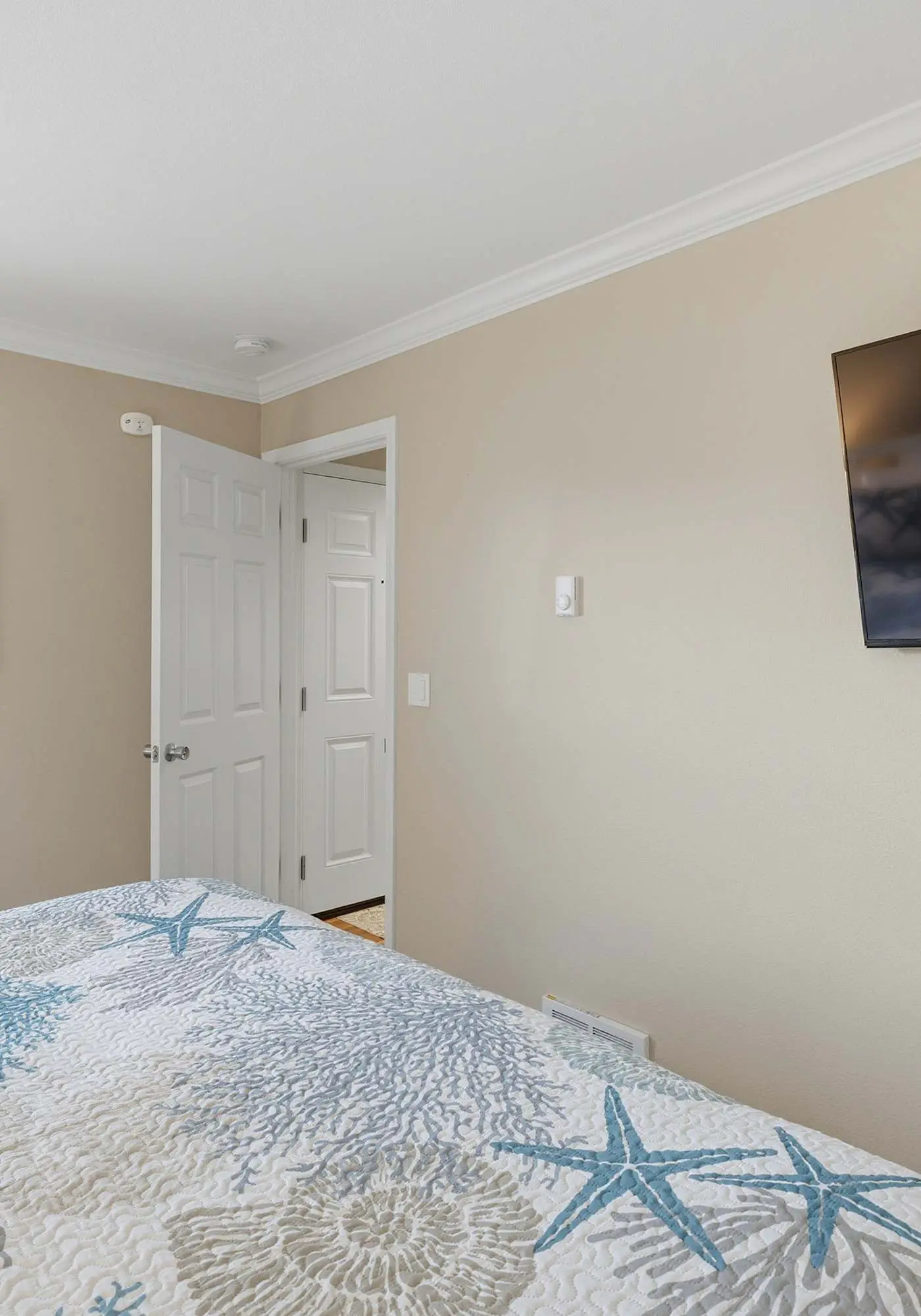 Waterfront Corner Condo with Fireplace and Ocean Views Close to Beach and Bay
