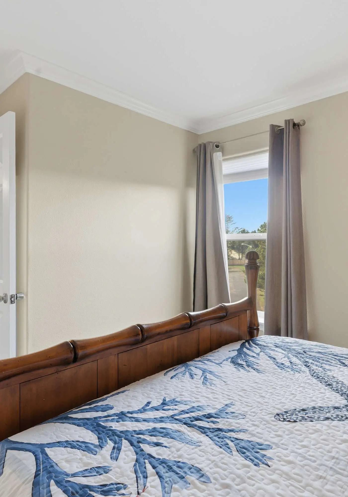 Waterfront Corner Condo with Fireplace and Ocean Views Close to Beach and Bay