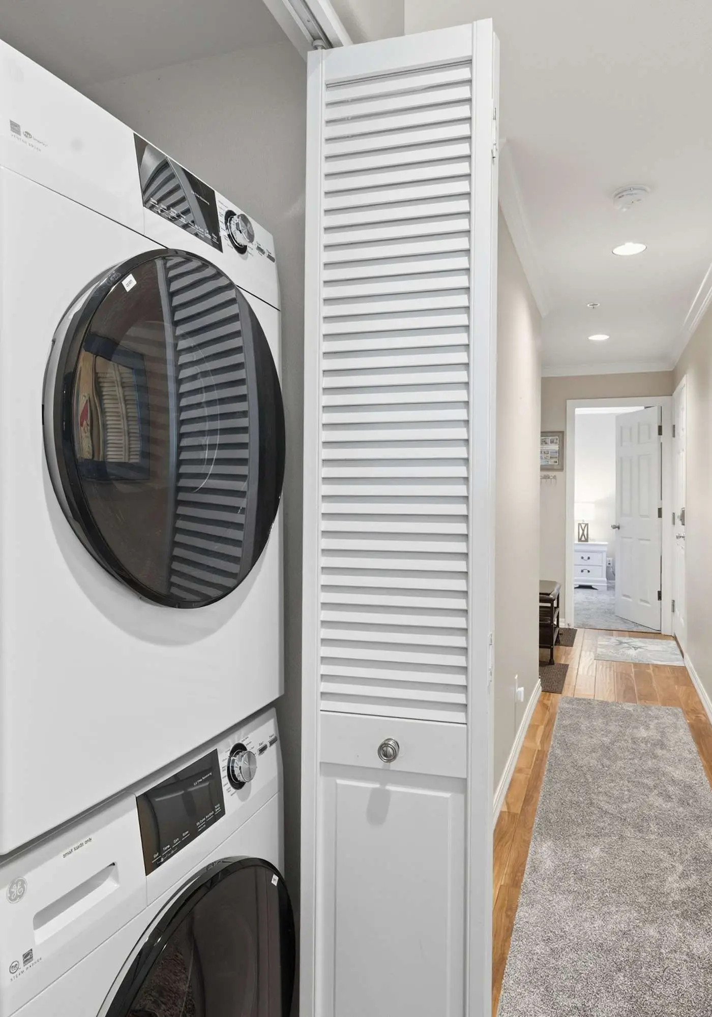 Waterfront Corner Condo with Fireplace and Ocean Views Close to Beach and Bay