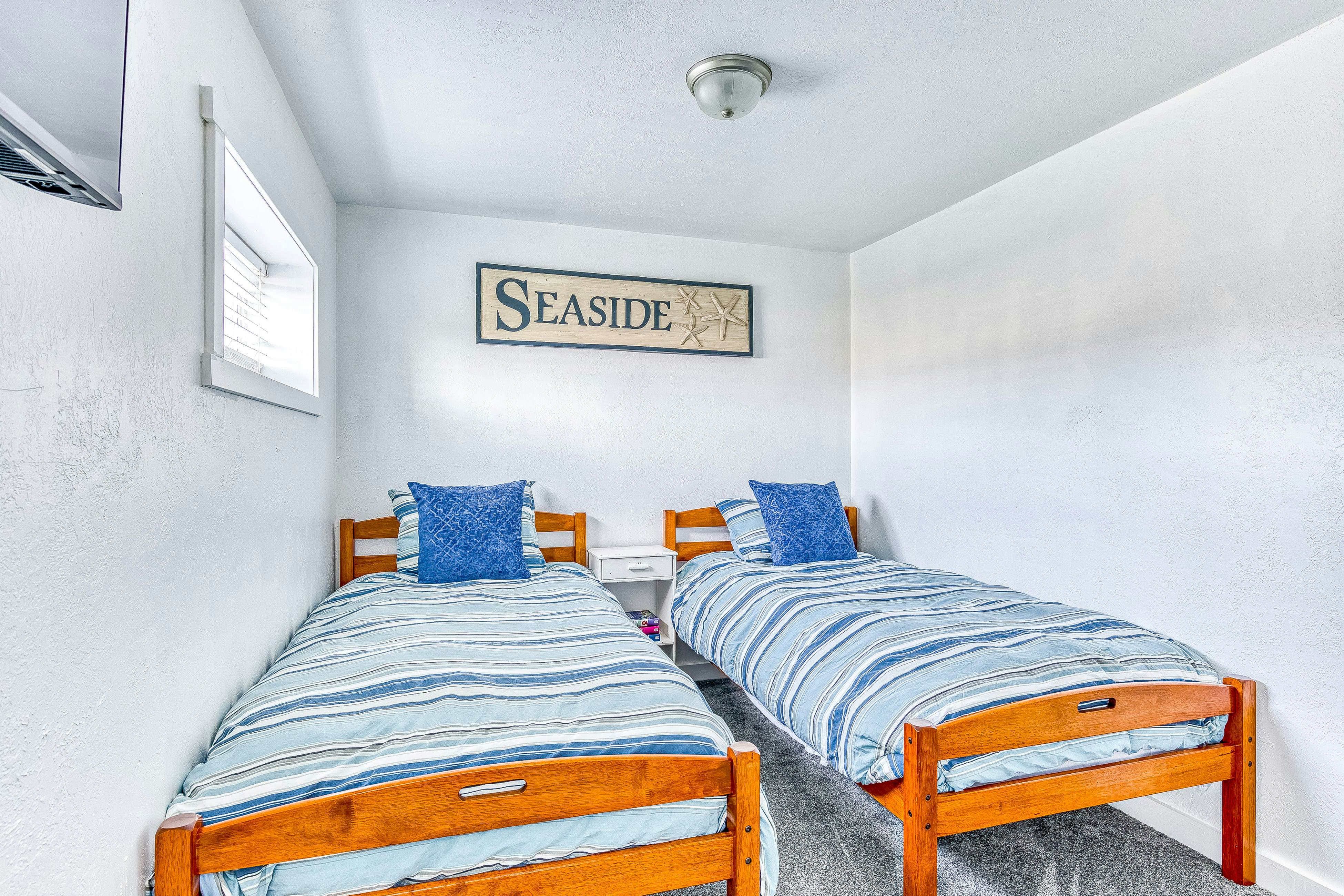 Dog friendly home with ocean views hot tub deck foosball and fireplace