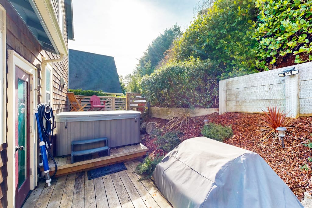 Dog friendly coastal home with private hot tub and park access