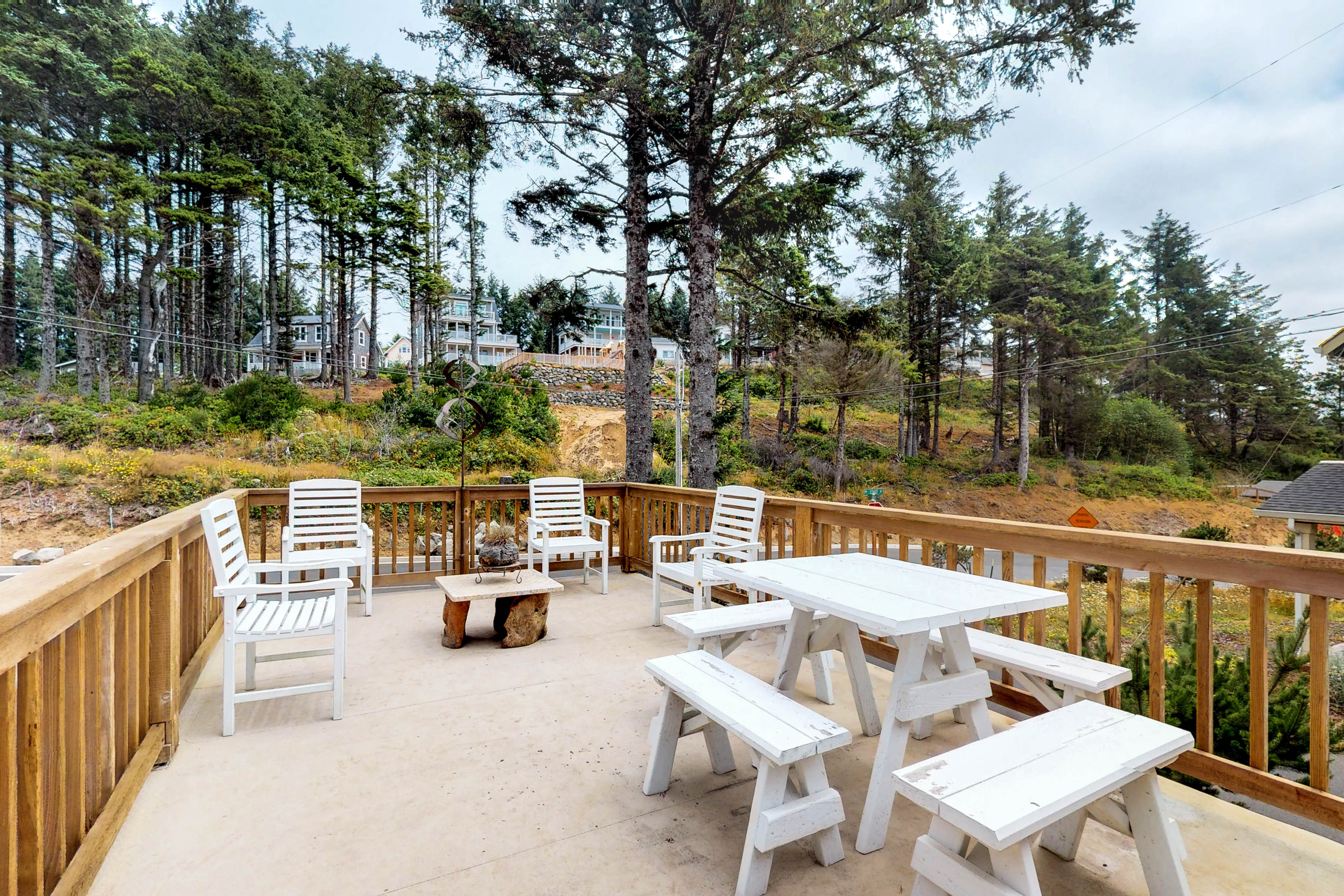 Spacious dog friendly home with WiFi and fireplace near the beach