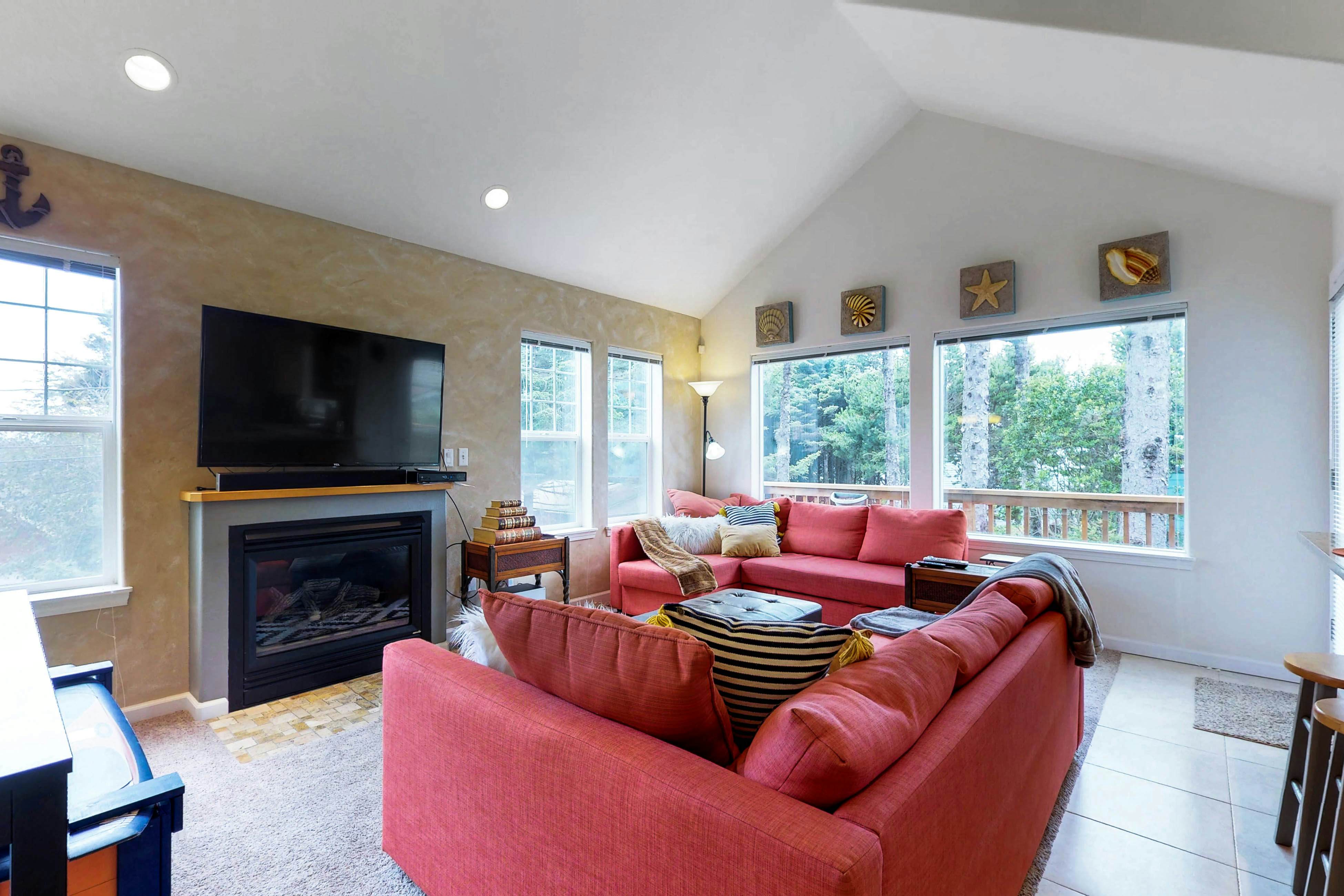 Spacious dog-friendly home with WiFi & fireplace, near the beach