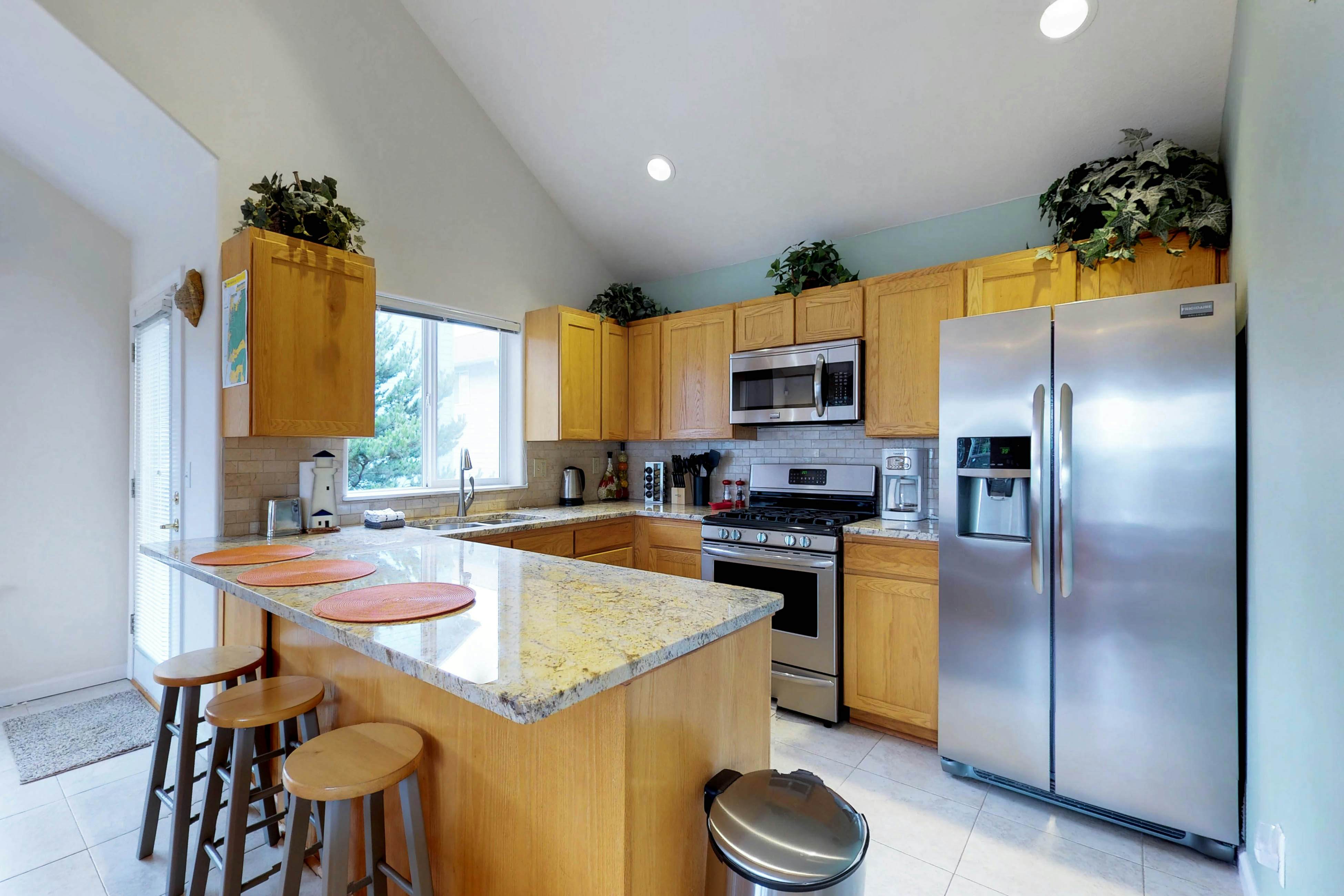 Spacious dog-friendly home with WiFi & fireplace, near the beach