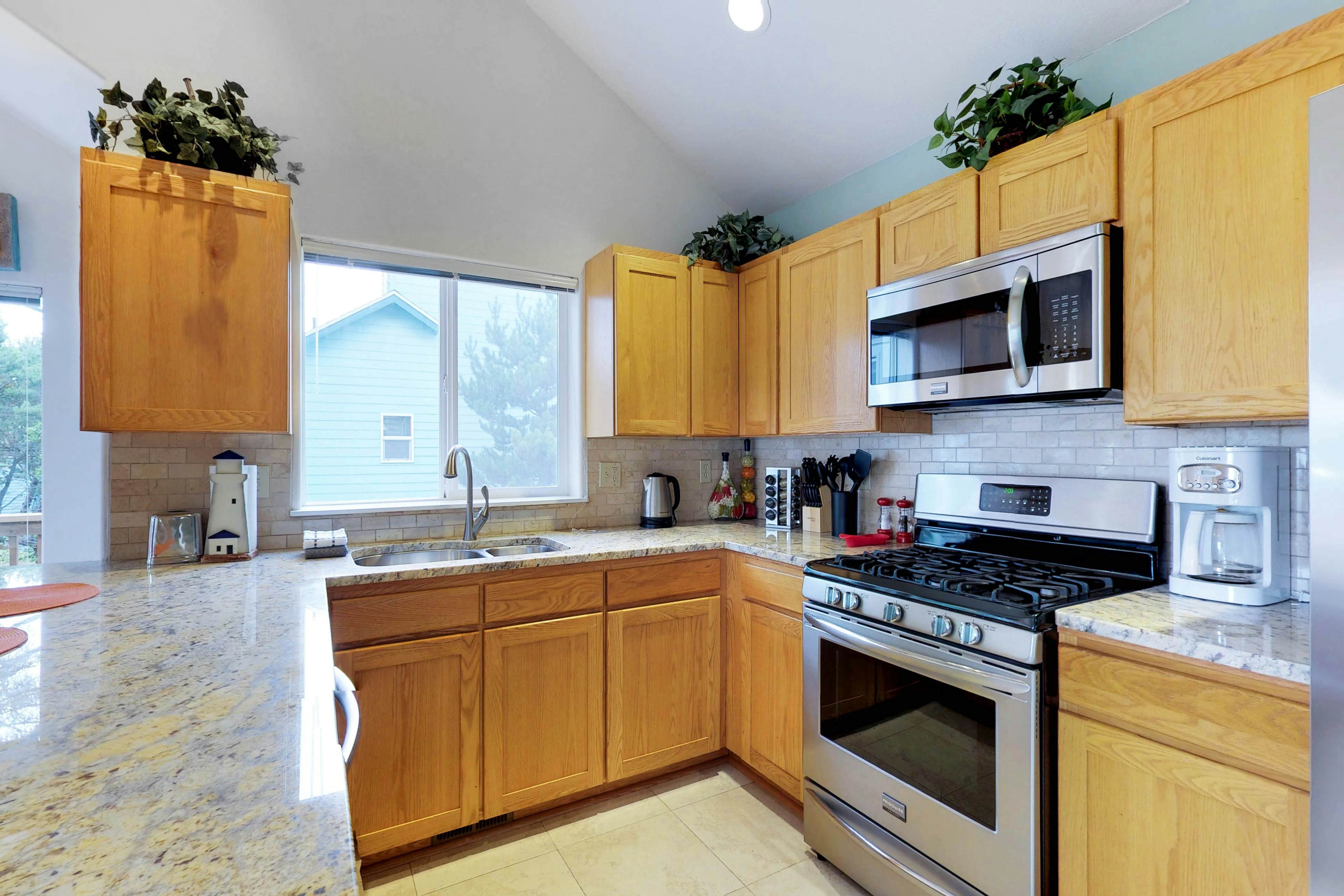 Spacious dog-friendly home with WiFi & fireplace, near the beach