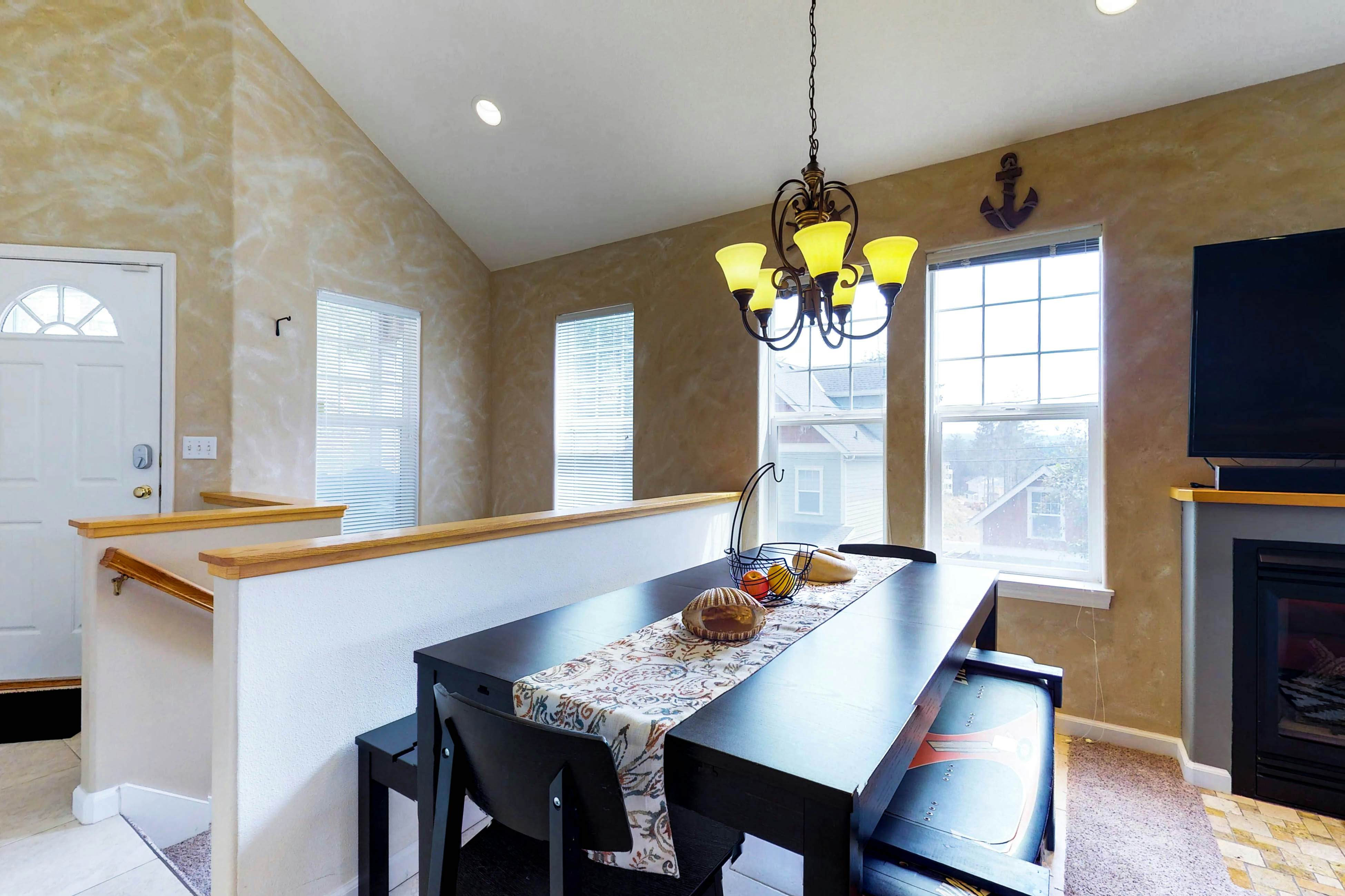 Spacious dog-friendly home with WiFi & fireplace, near the beach