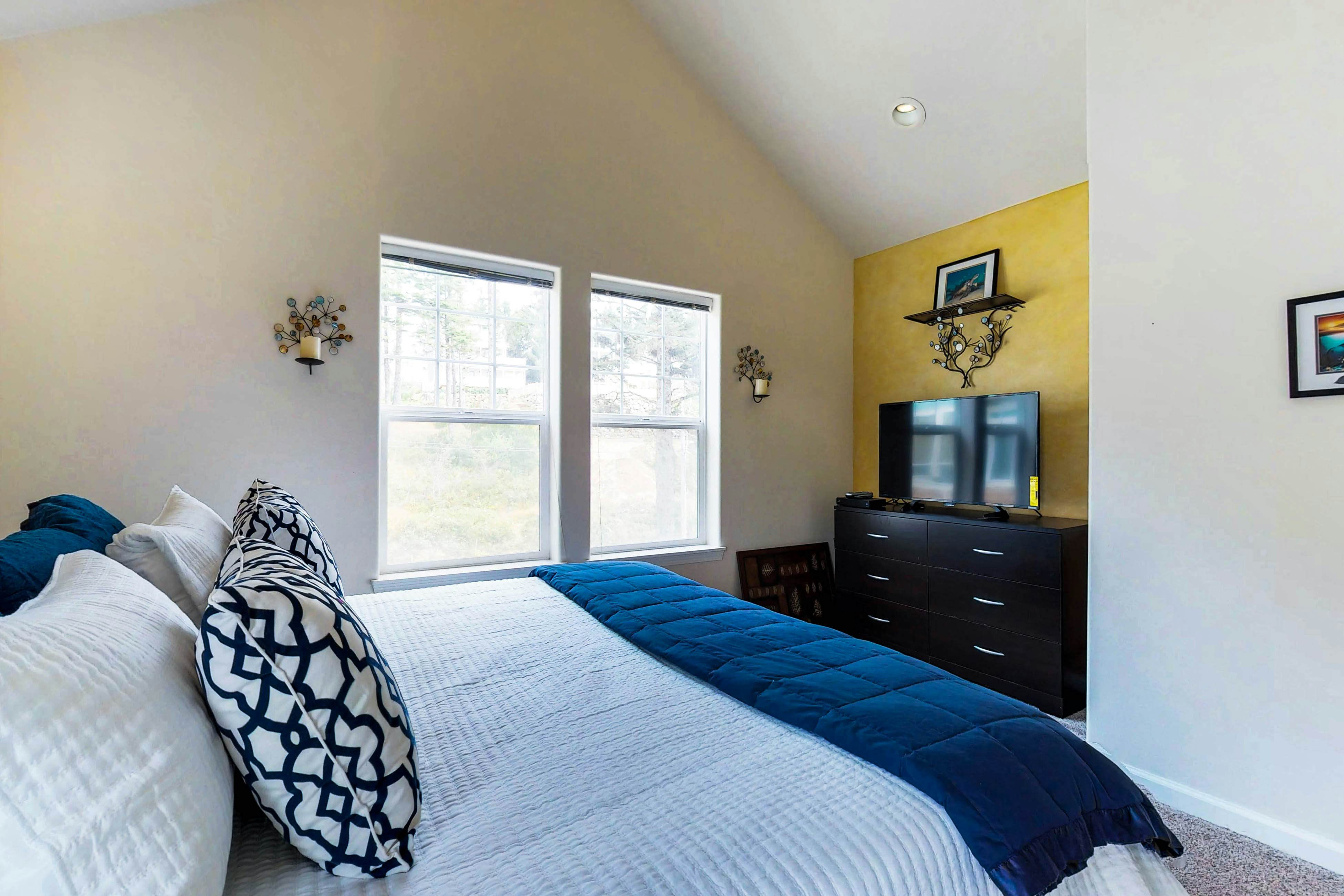 Spacious dog-friendly home with WiFi & fireplace, near the beach