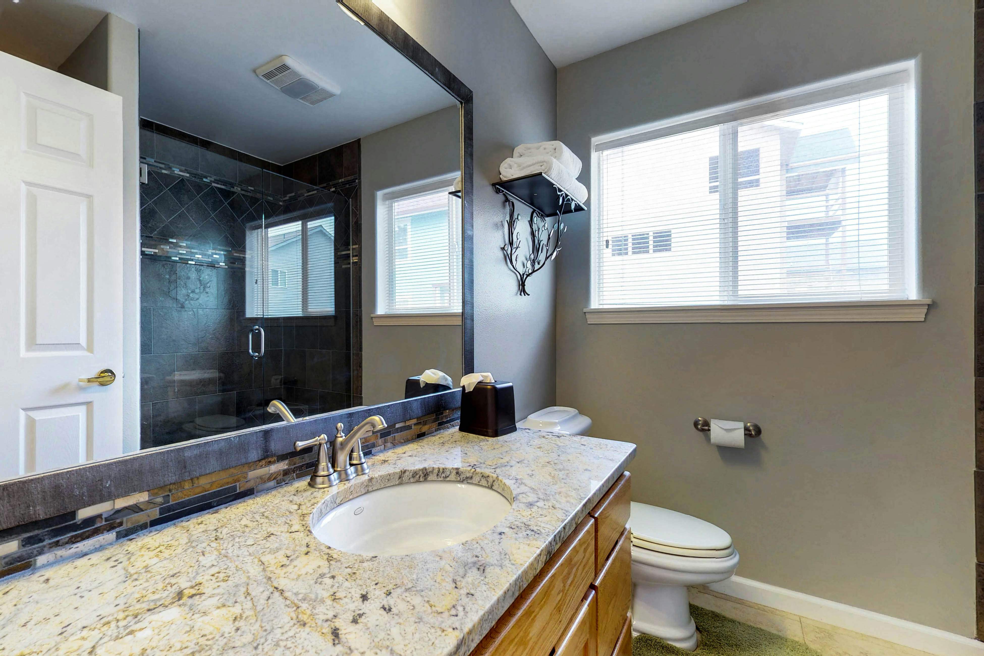 Spacious dog-friendly home with WiFi & fireplace, near the beach