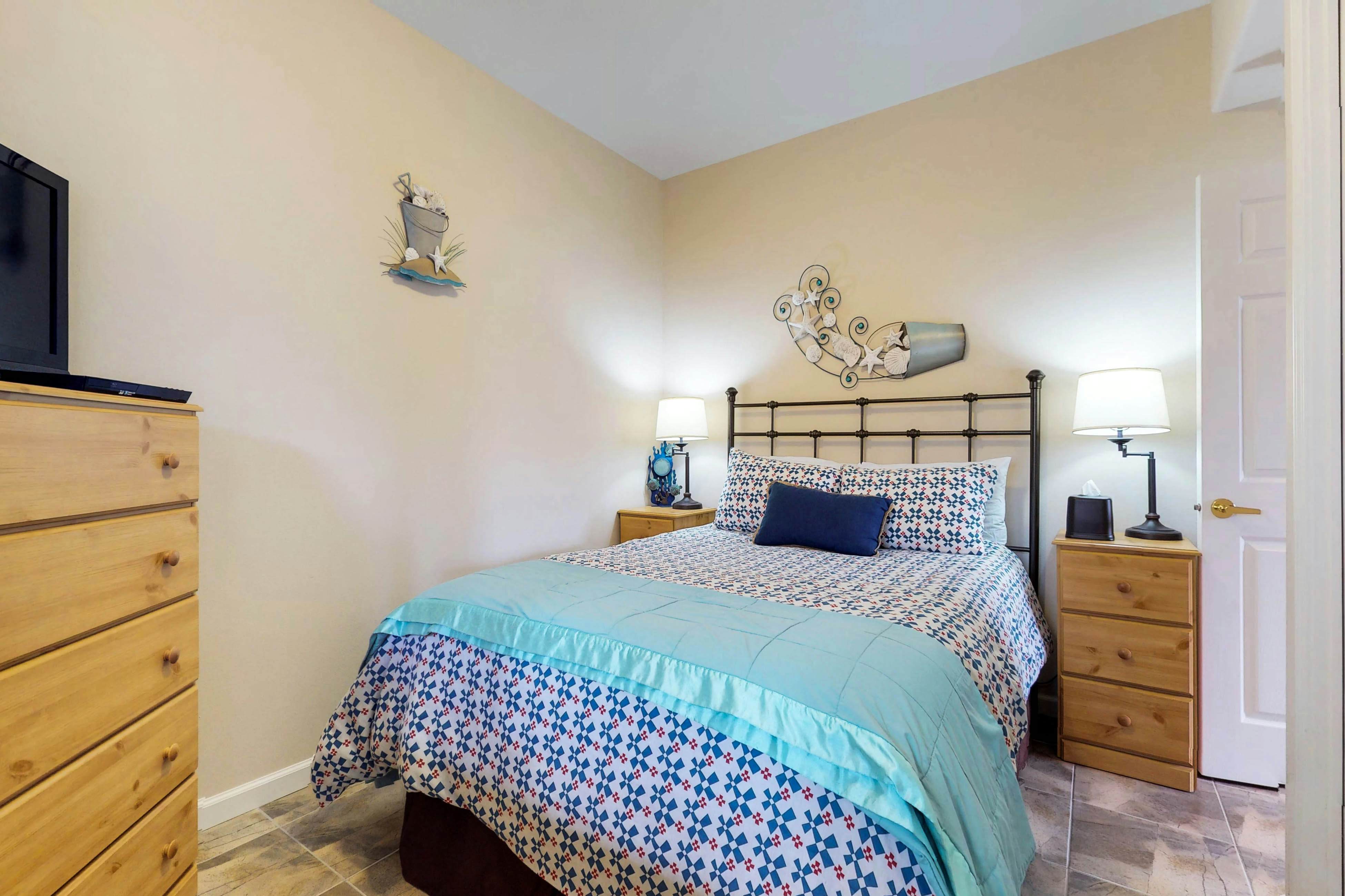 Spacious dog-friendly home with WiFi & fireplace, near the beach