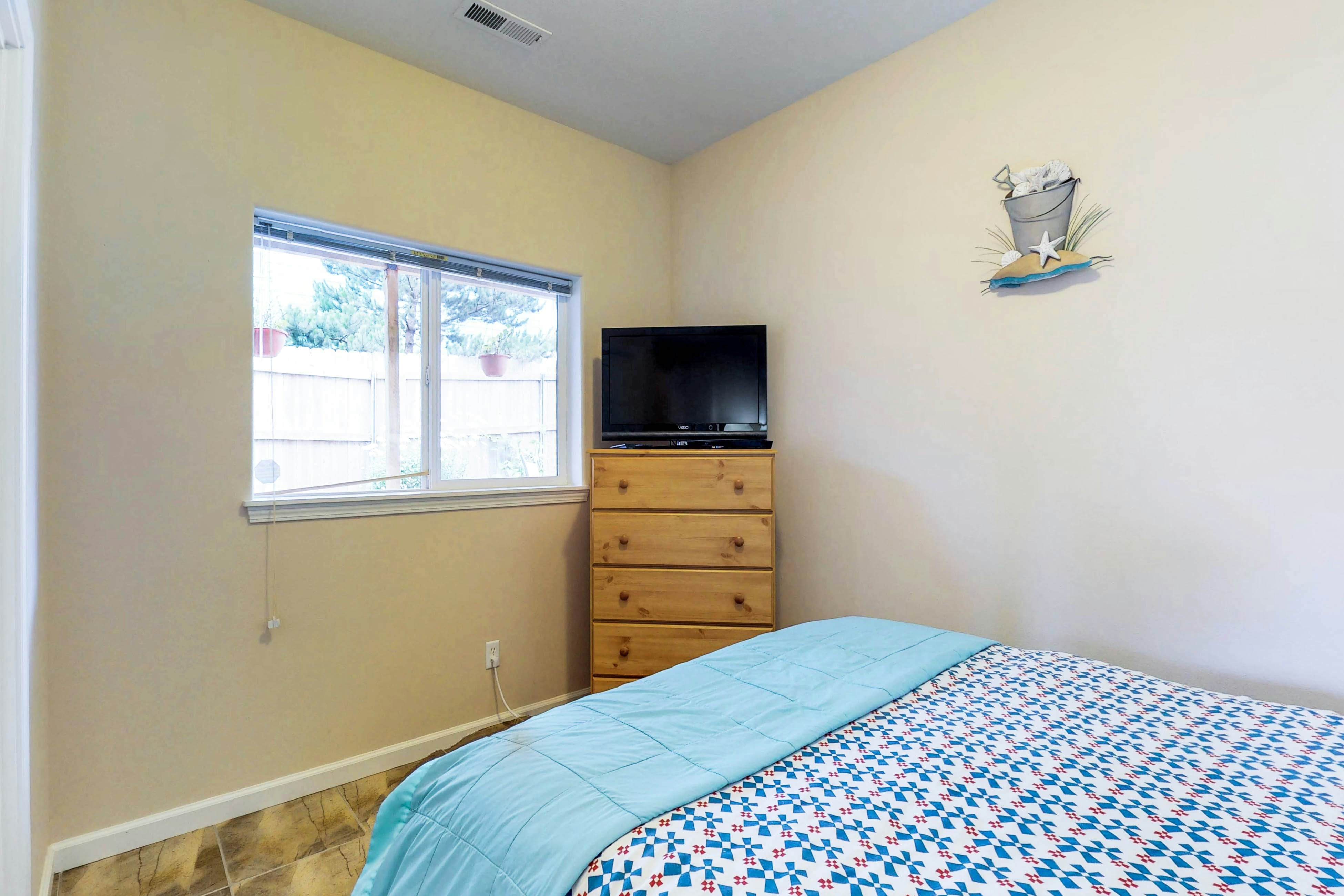 Spacious dog-friendly home with WiFi & fireplace, near the beach