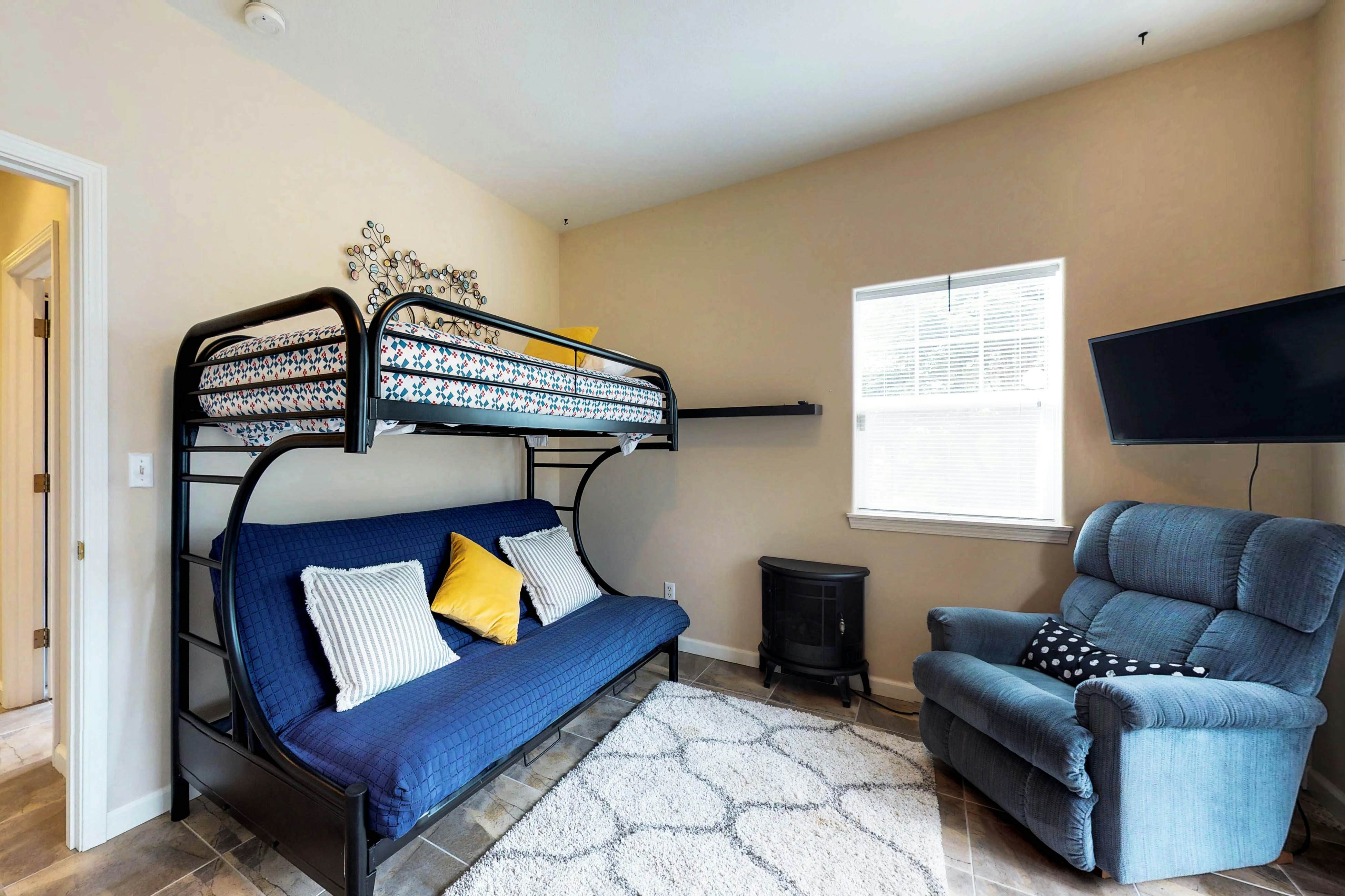 Spacious dog-friendly home with WiFi & fireplace, near the beach