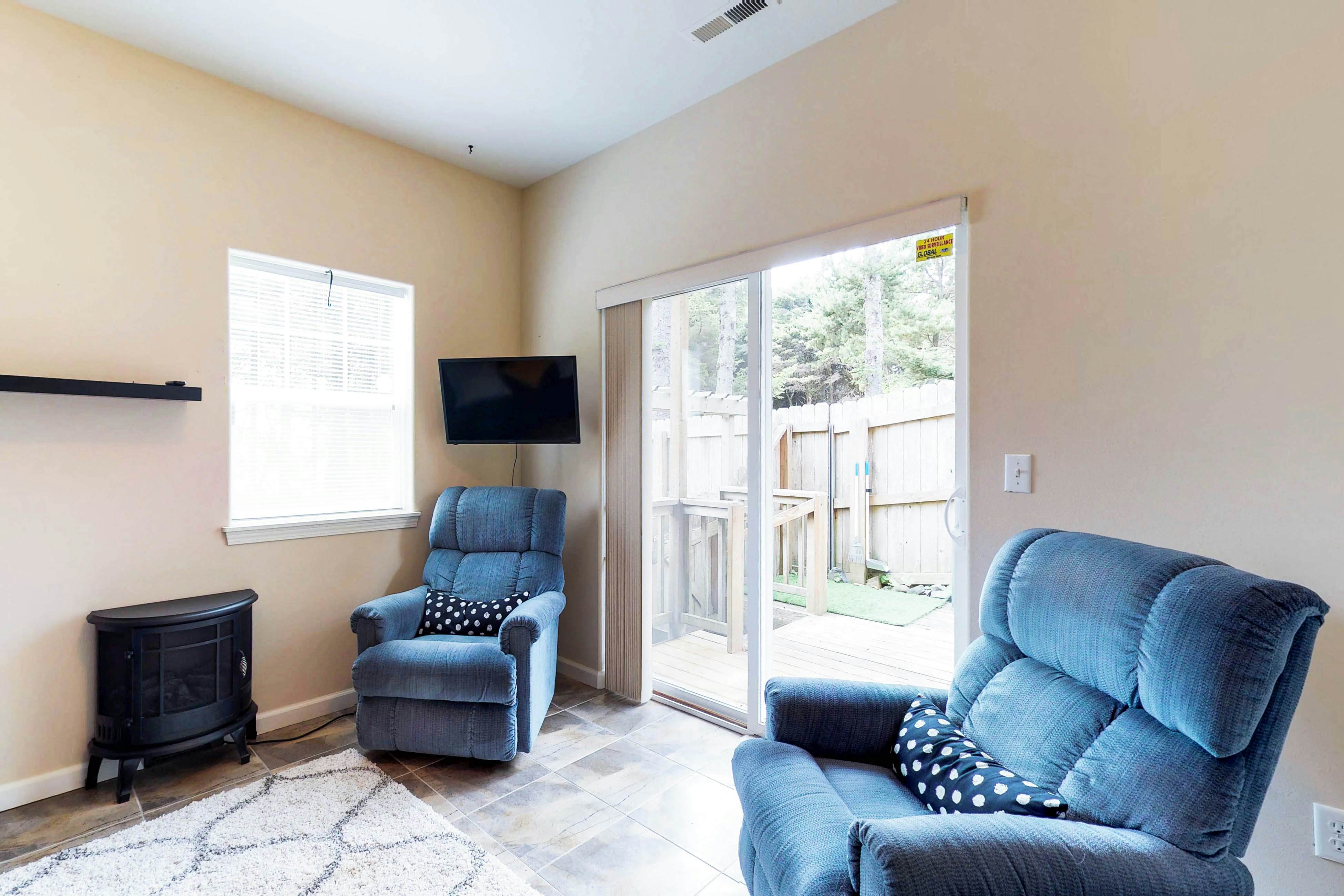 Spacious dog-friendly home with WiFi & fireplace, near the beach