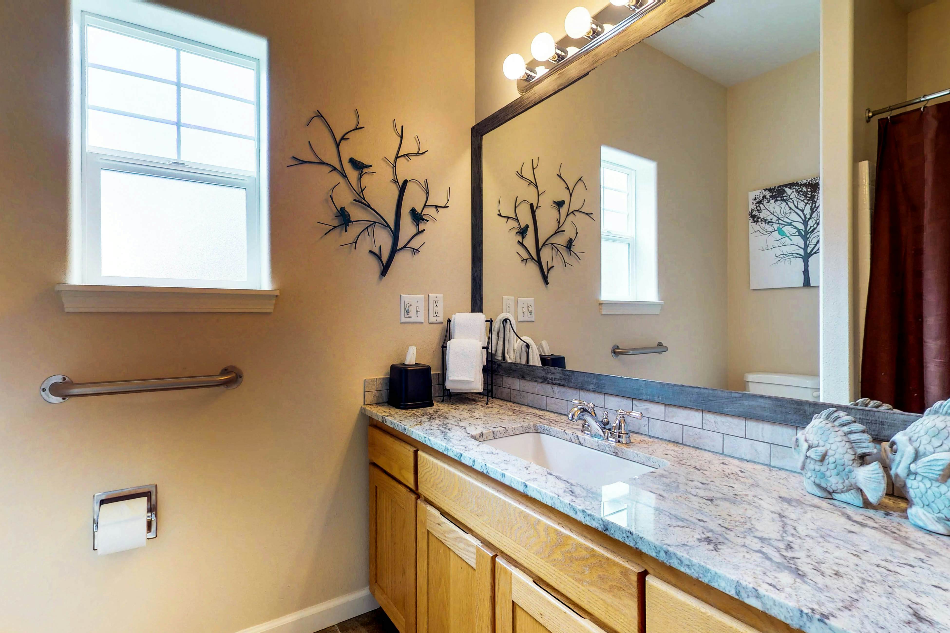 Spacious dog-friendly home with WiFi & fireplace, near the beach