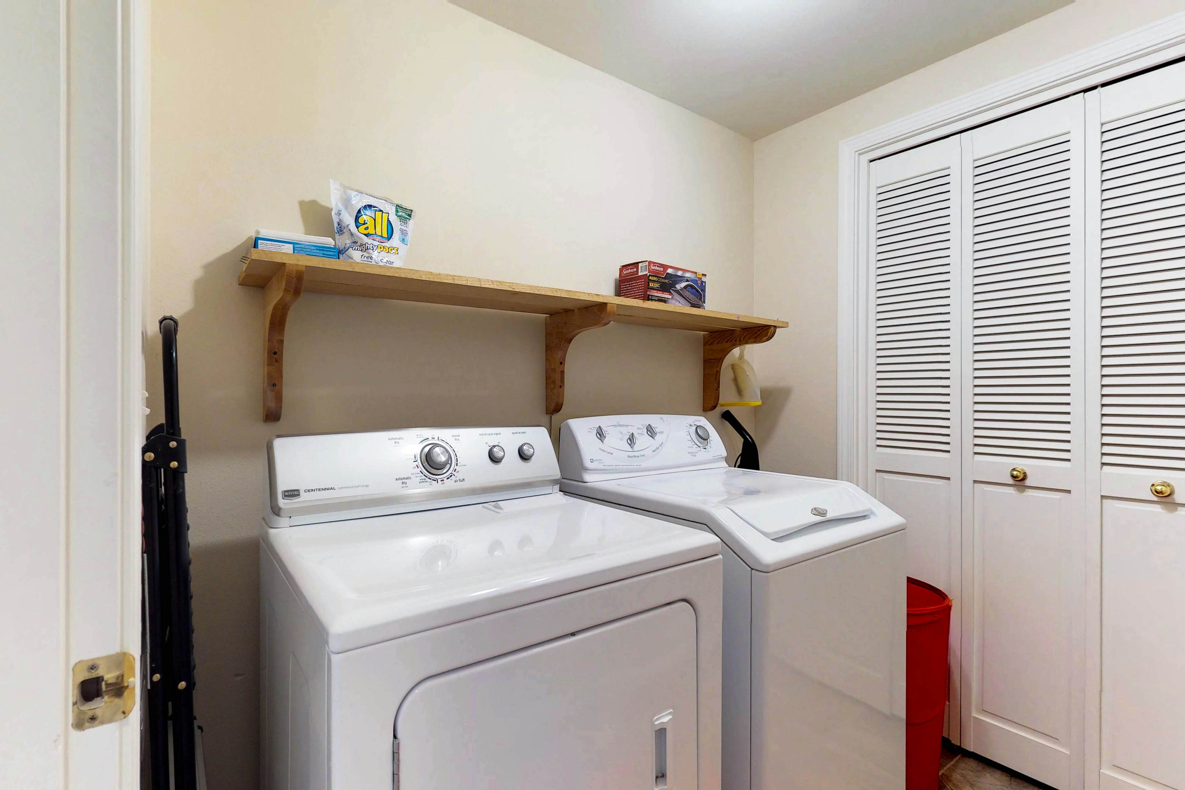 Spacious dog-friendly home with WiFi & fireplace, near the beach