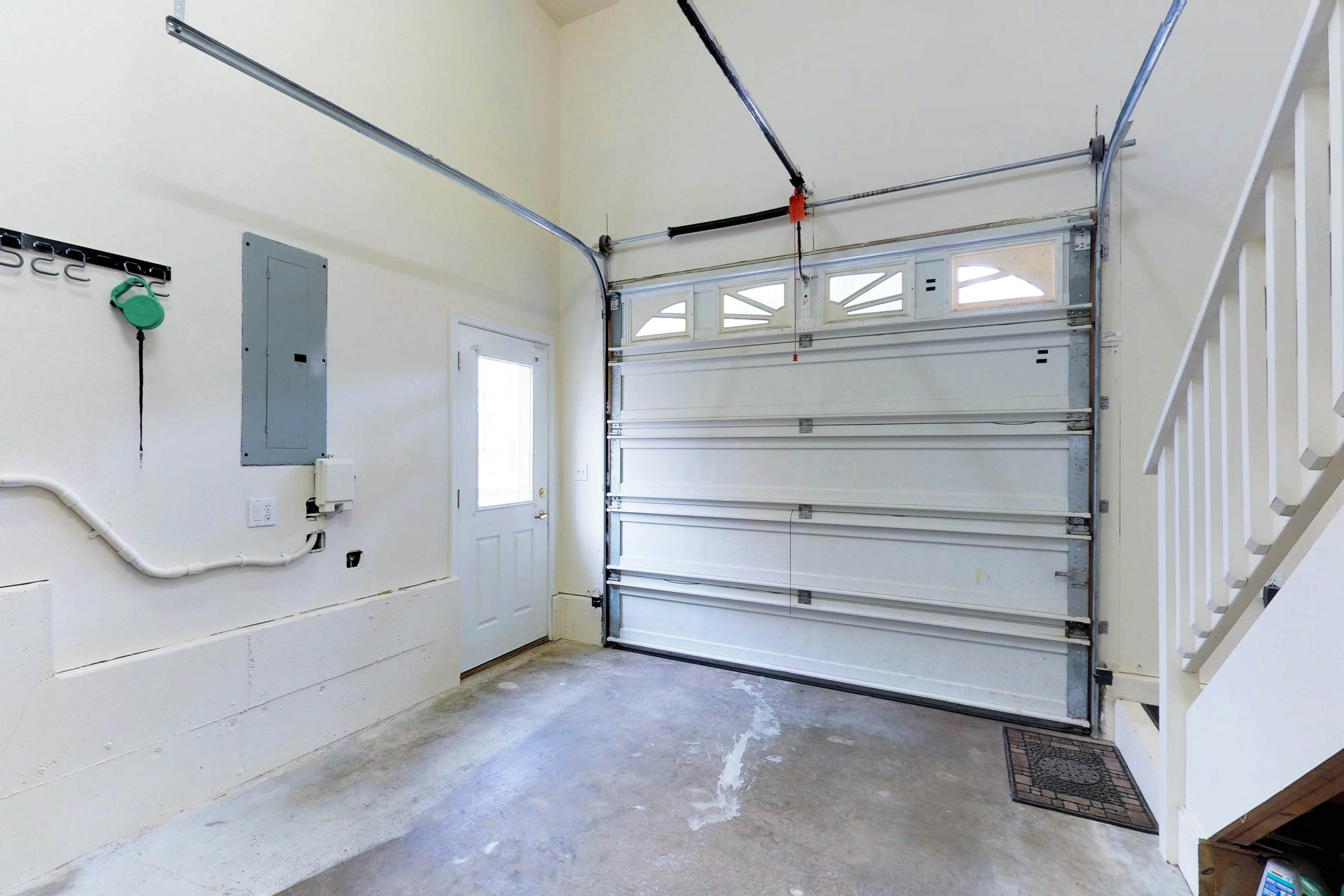 Spacious dog-friendly home with WiFi & fireplace, near the beach