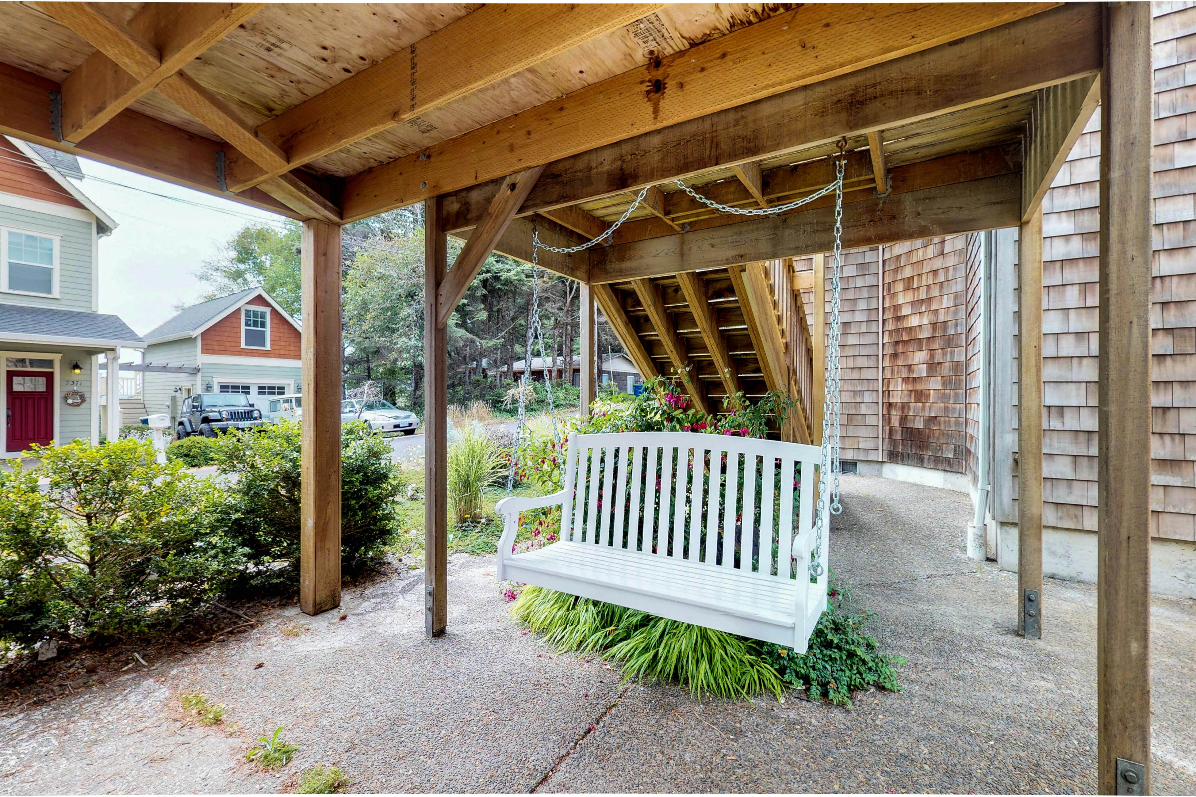 Spacious dog-friendly home with WiFi & fireplace, near the beach