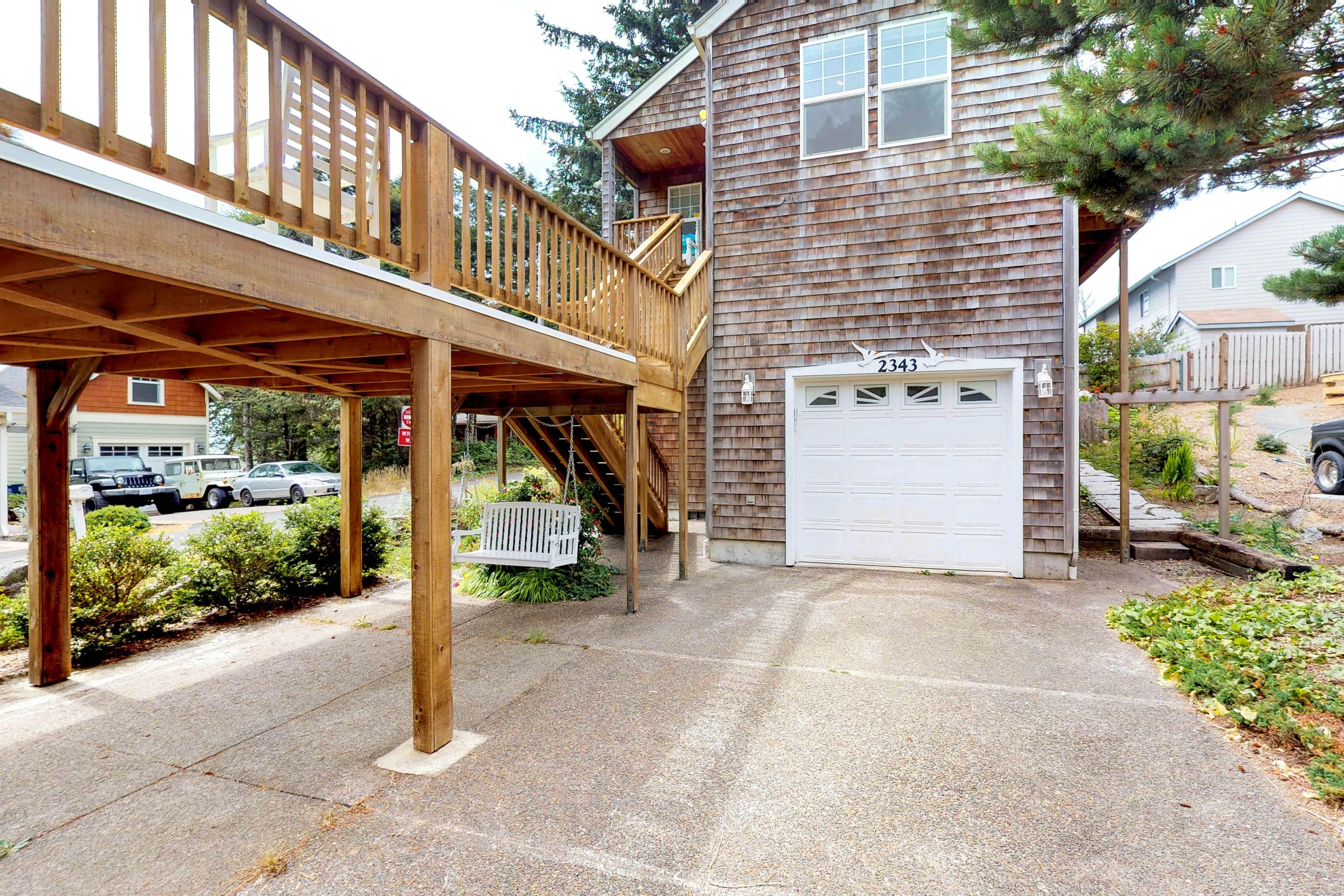 Spacious dog-friendly home with WiFi & fireplace, near the beach