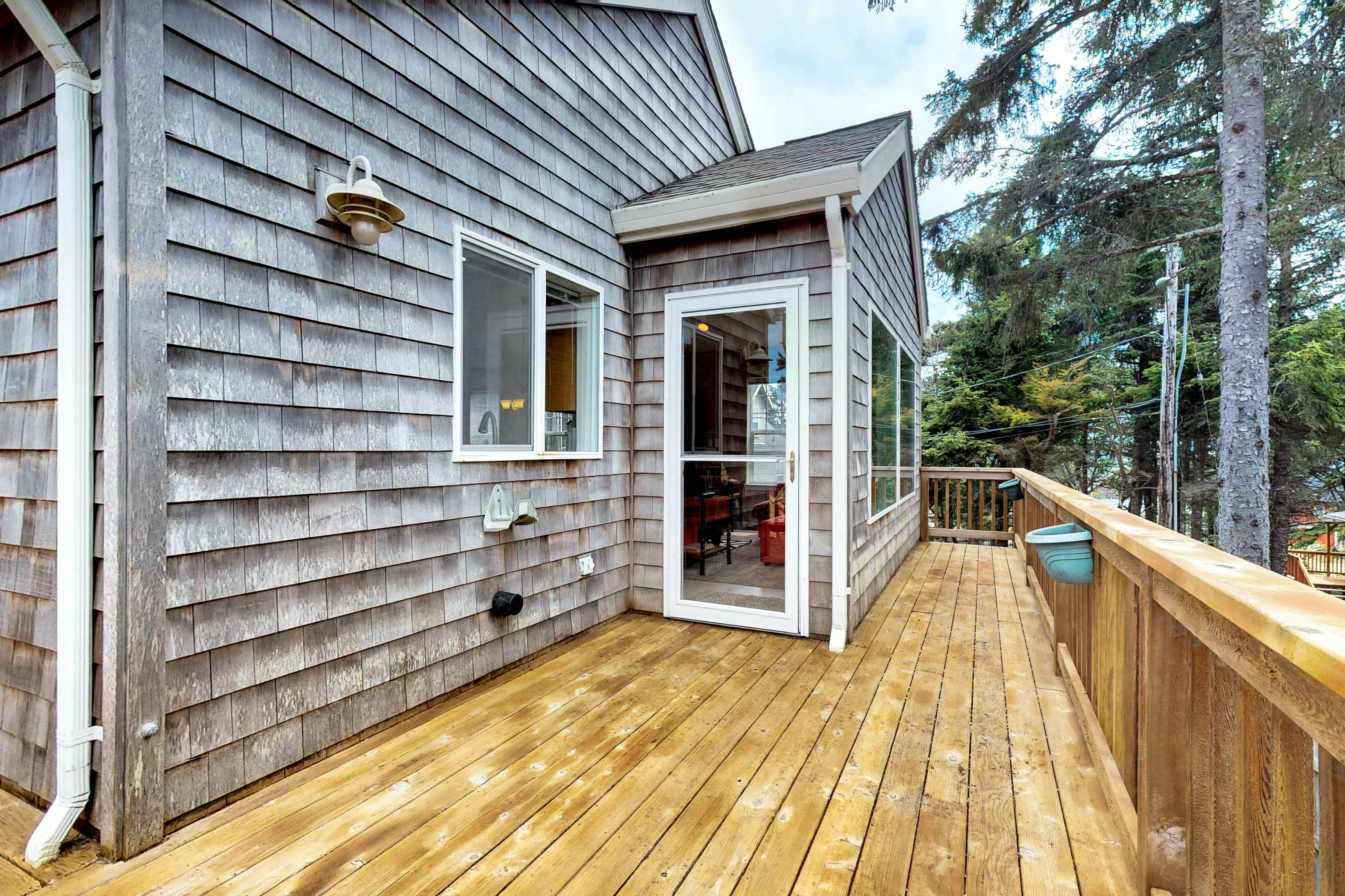 Spacious dog-friendly home with WiFi & fireplace, near the beach