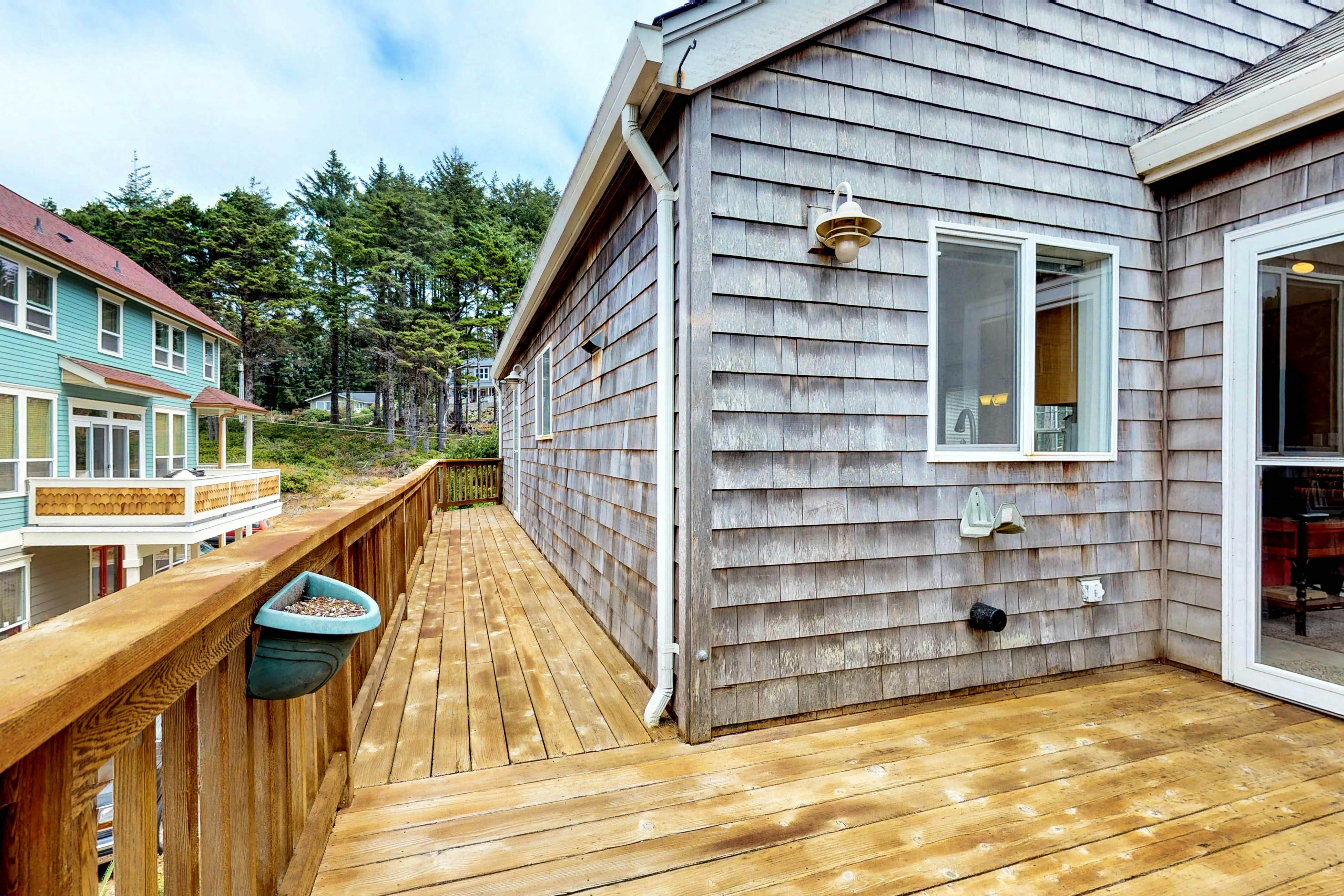 Spacious dog-friendly home with WiFi & fireplace, near the beach