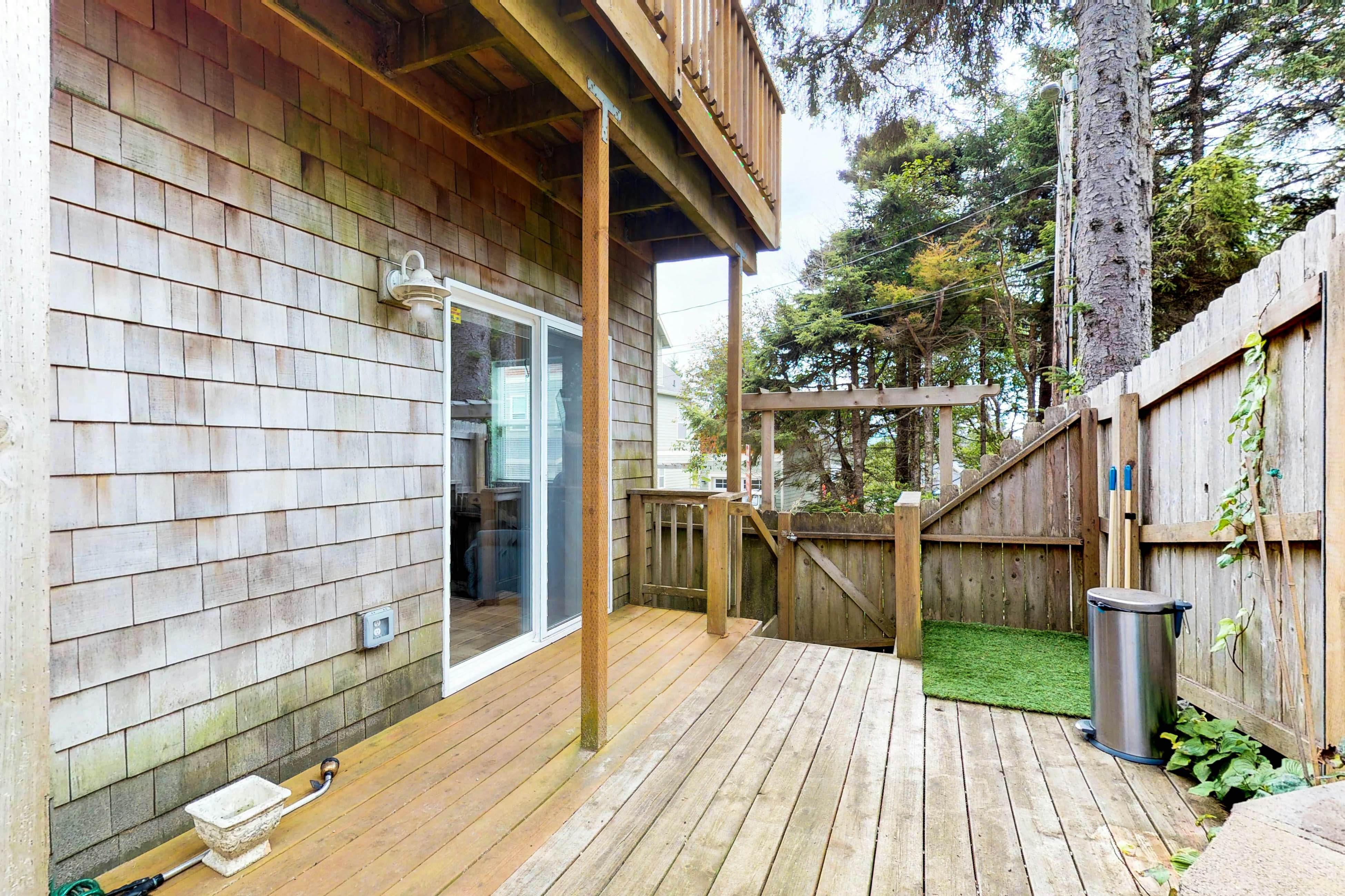 Spacious dog-friendly home with WiFi & fireplace, near the beach